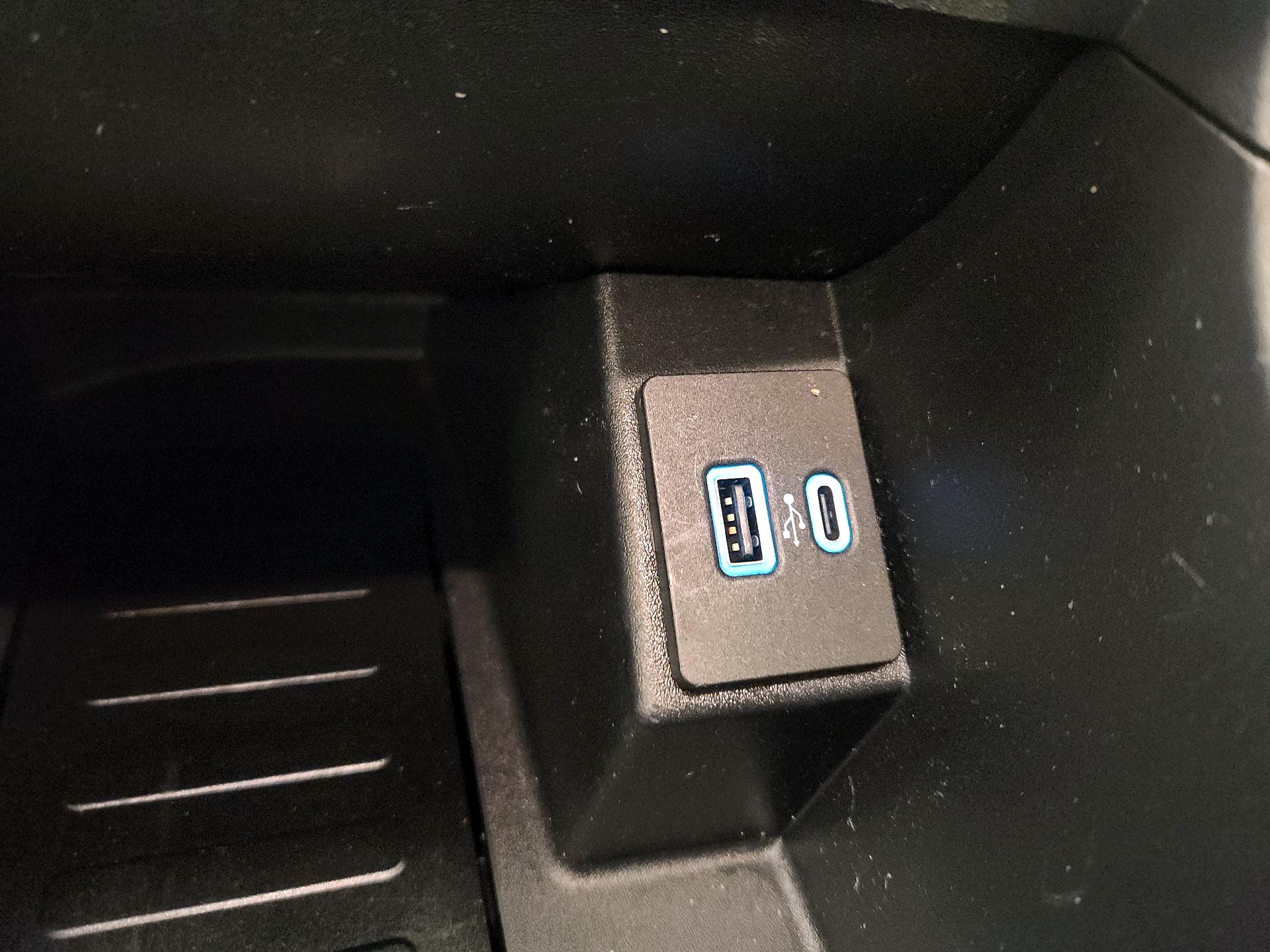 Thumbnail: 2021 Ford Edge - 17