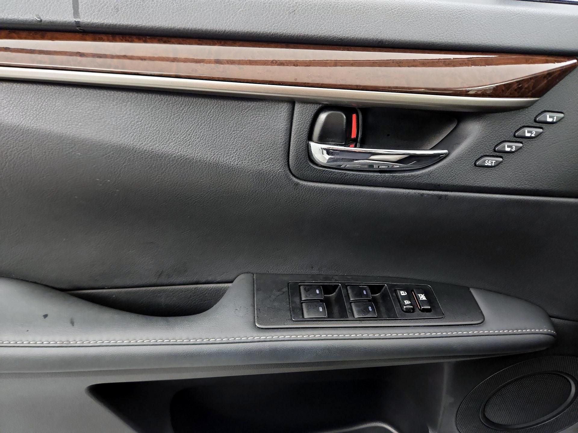 Thumbnail: 2015 Lexus ES - 10