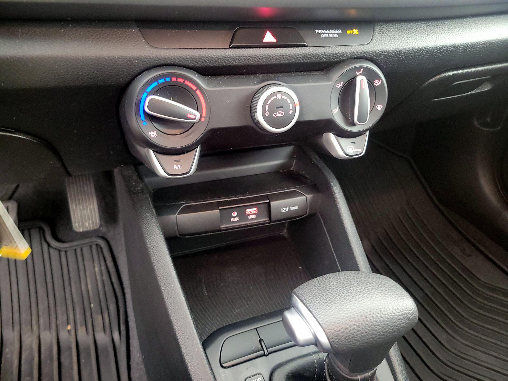 Thumbnail: 2020 Kia Rio - 16