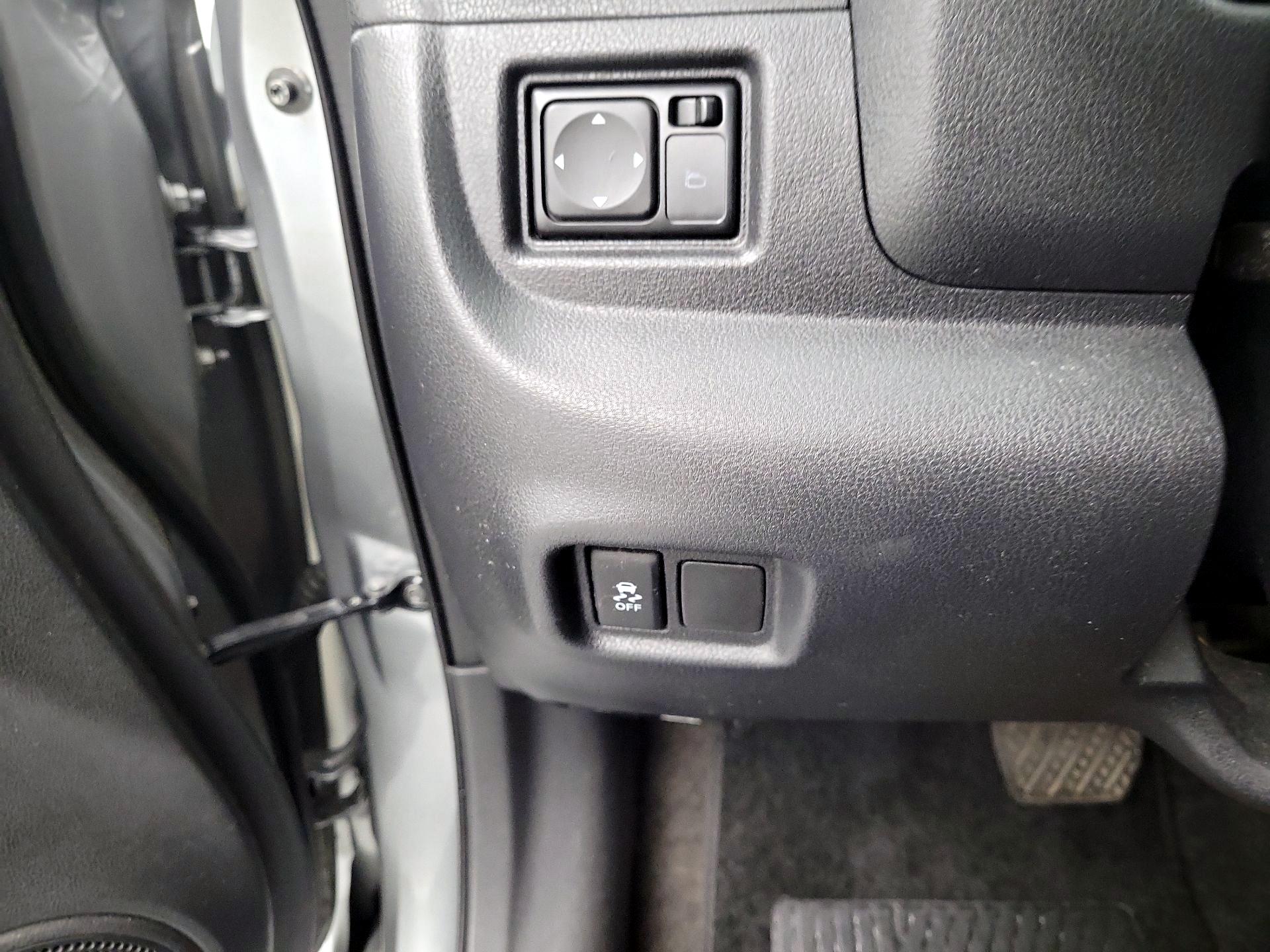 Thumbnail: 2014 Nissan Versa Note - 13