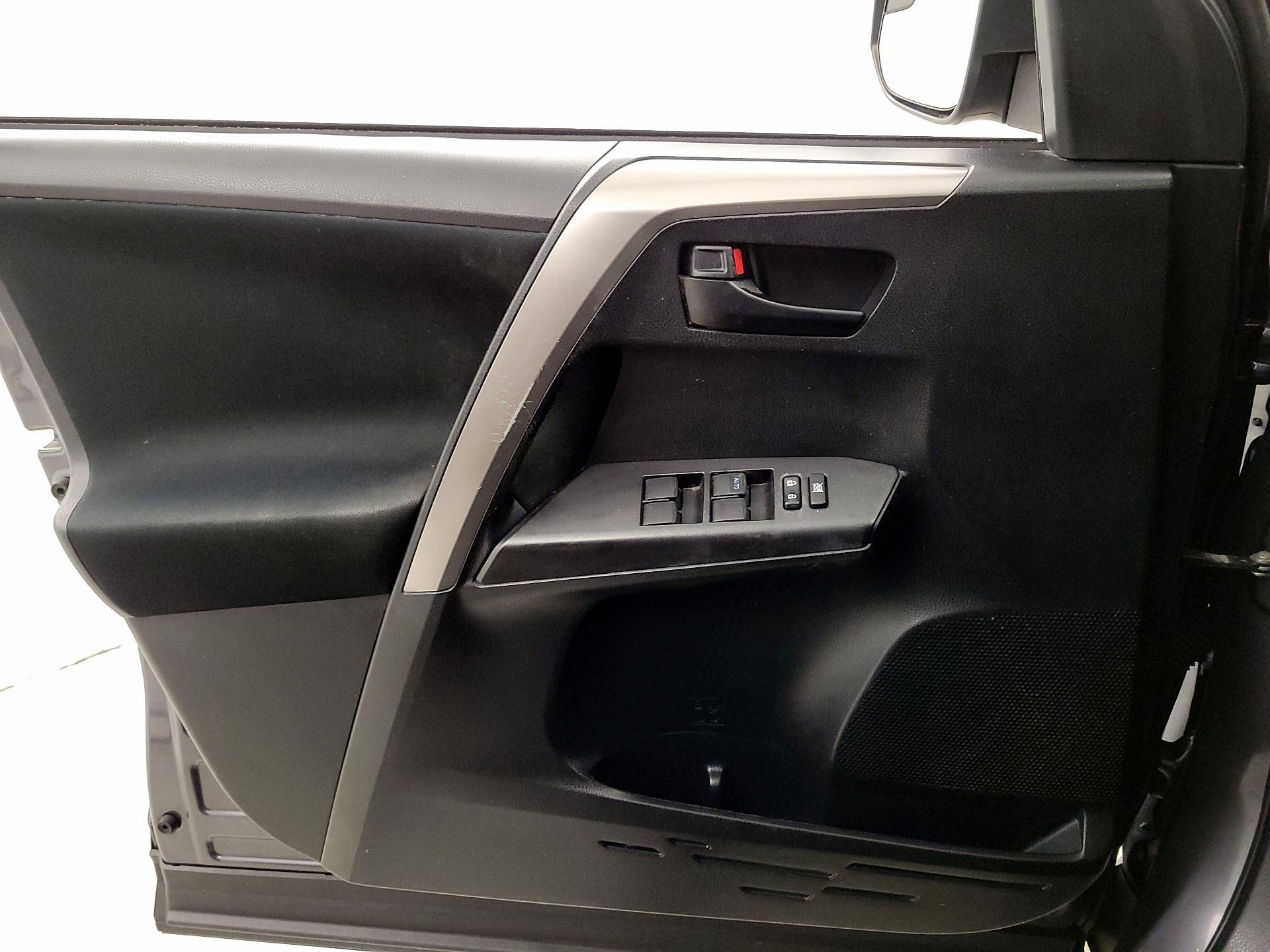 Thumbnail: 2018 Toyota RAV4 - 12