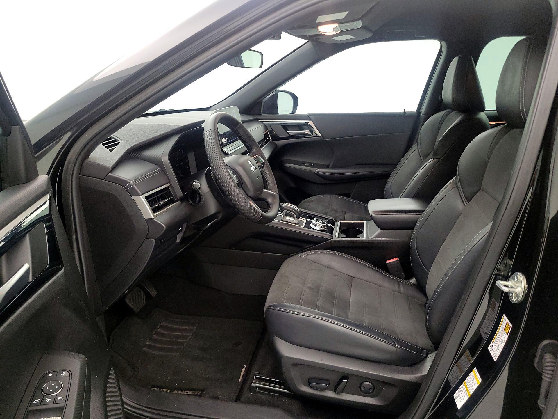 Thumbnail: 2023 Mitsubishi Outlander - 11