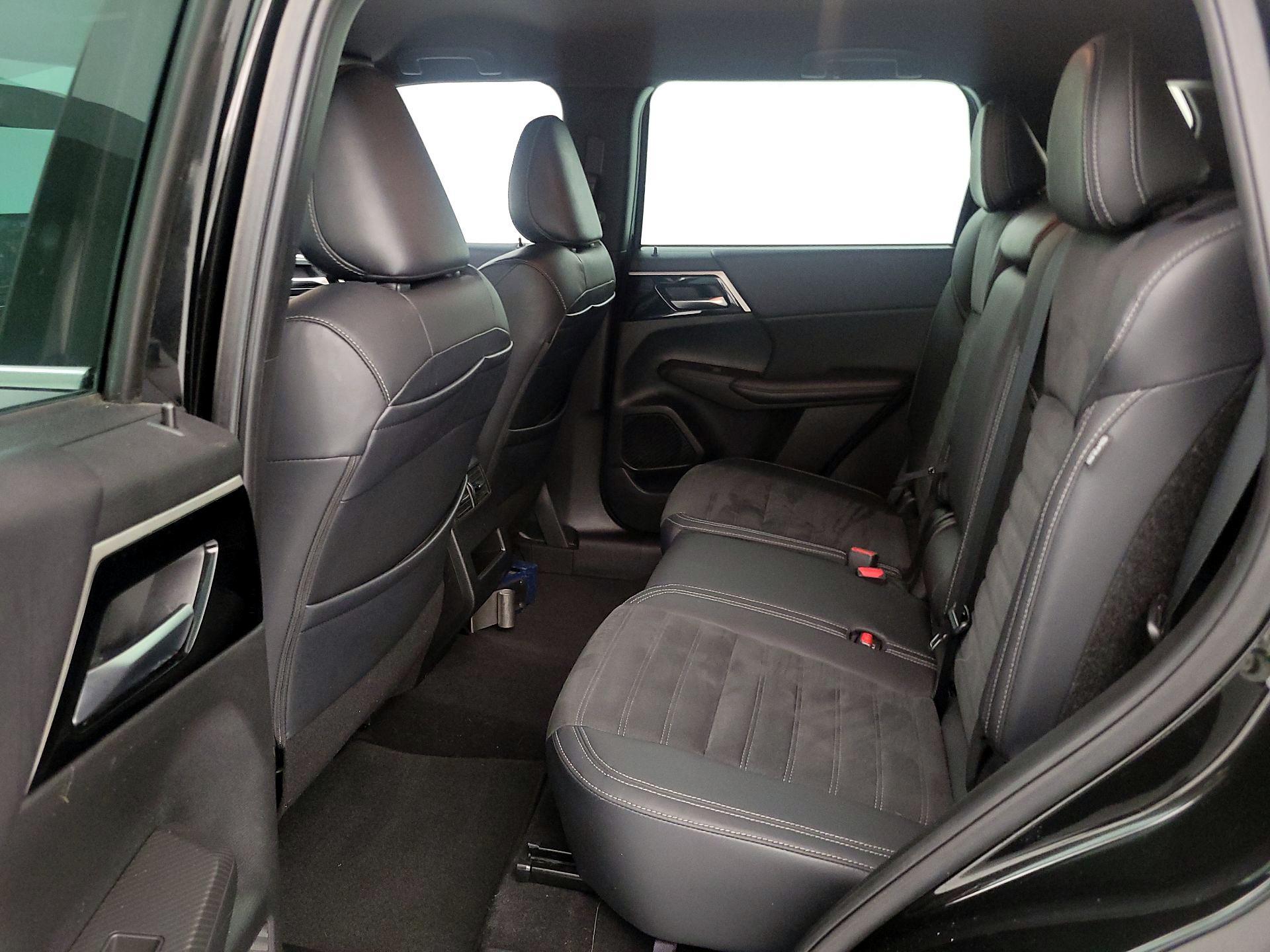 Thumbnail: 2023 Mitsubishi Outlander - 20