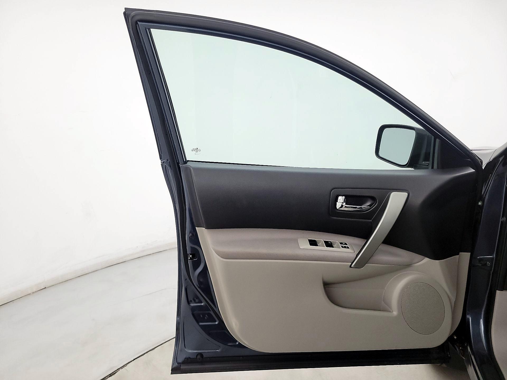 Thumbnail: 2015 Nissan Rogue - 12