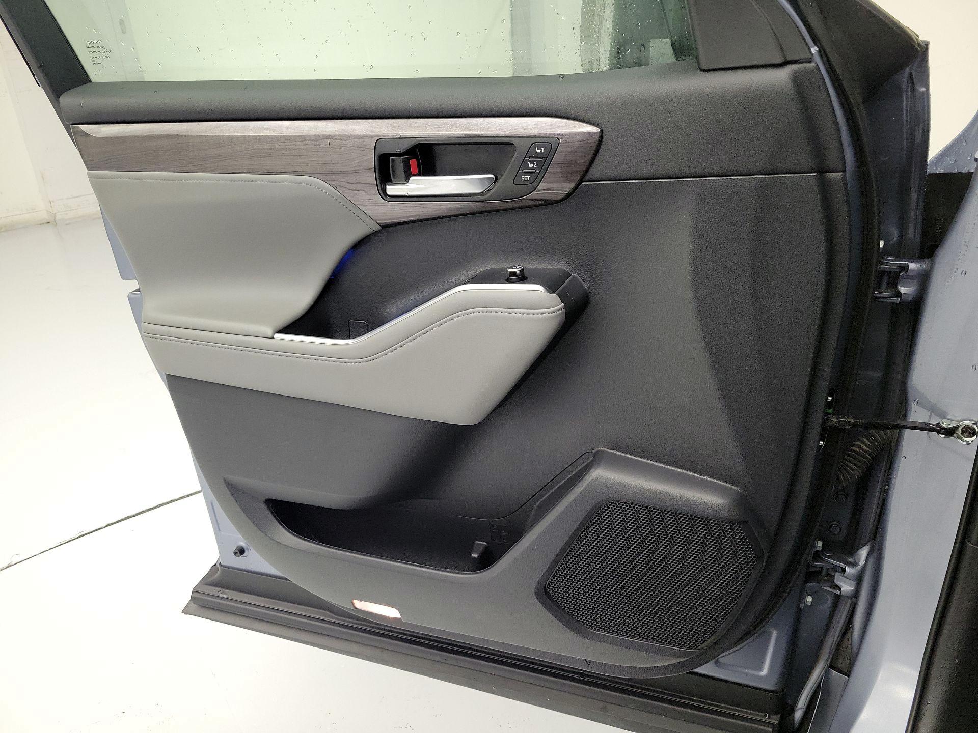 Thumbnail: 2022 Toyota Highlander - 12