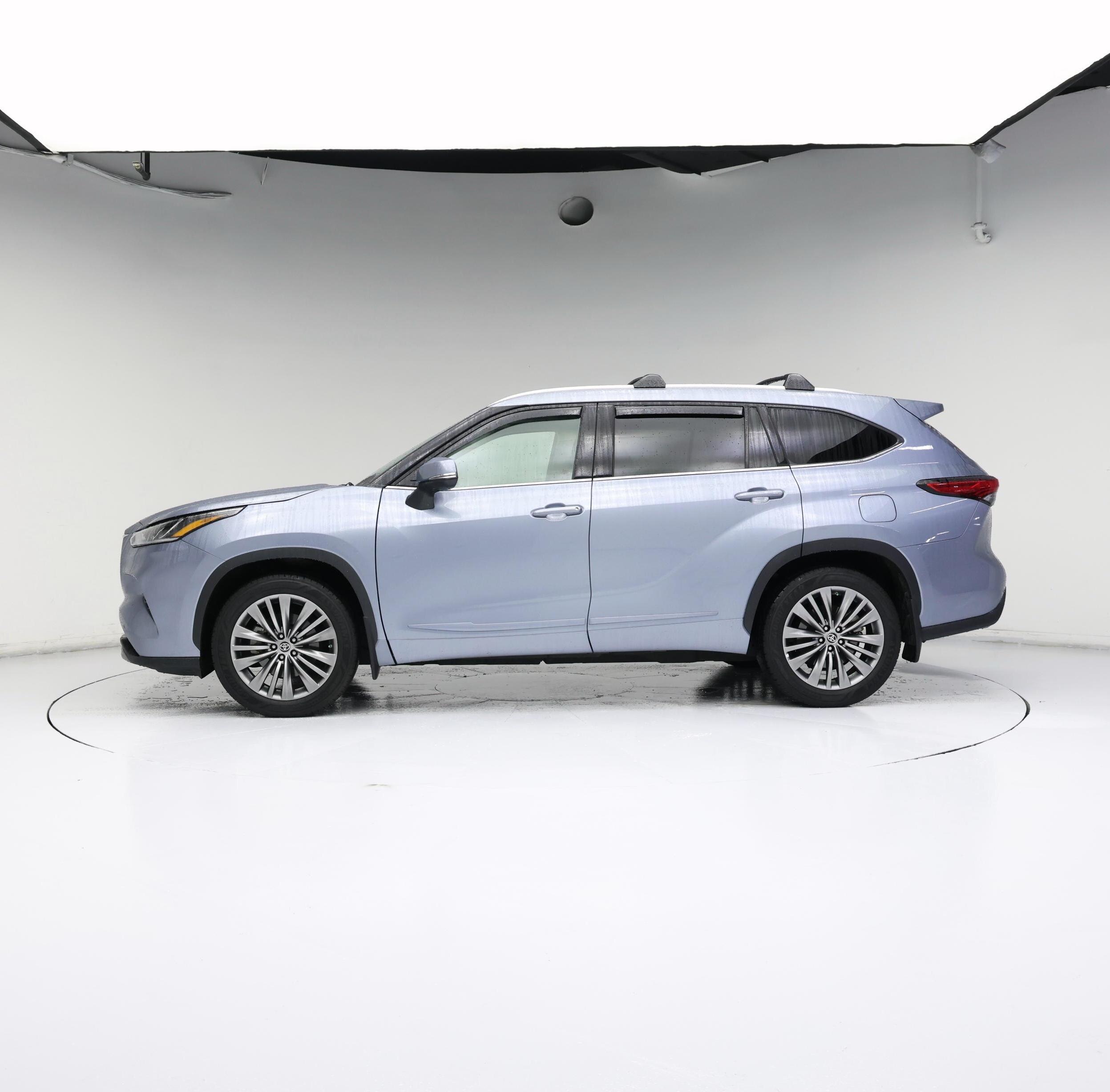 Thumbnail: 2022 Toyota Highlander - 3