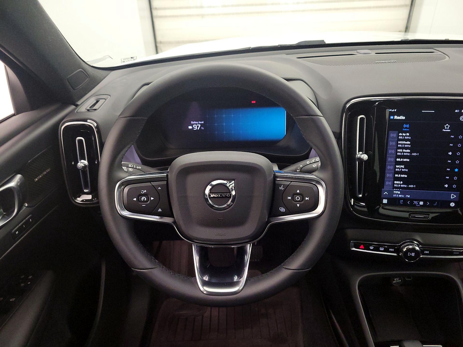 Thumbnail: 2023 Volvo XC40 - 10