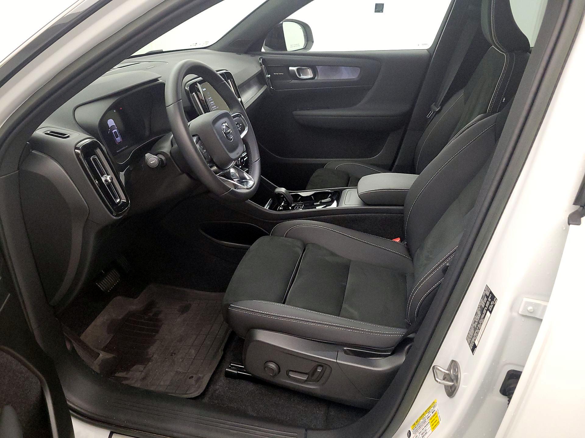 Thumbnail: 2023 Volvo XC40 - 11