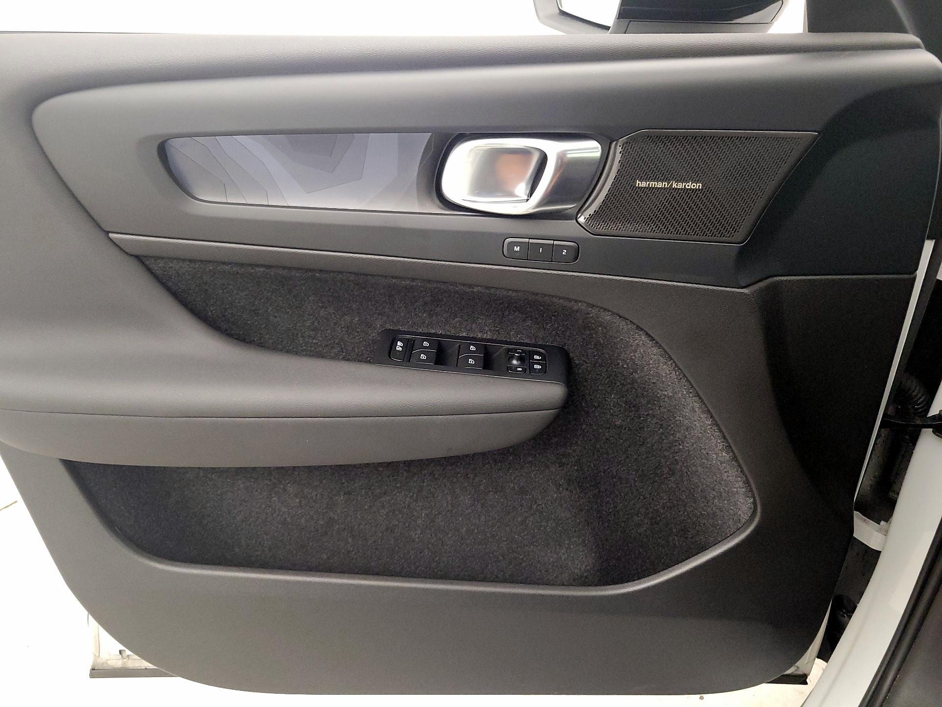 Thumbnail: 2023 Volvo XC40 - 12