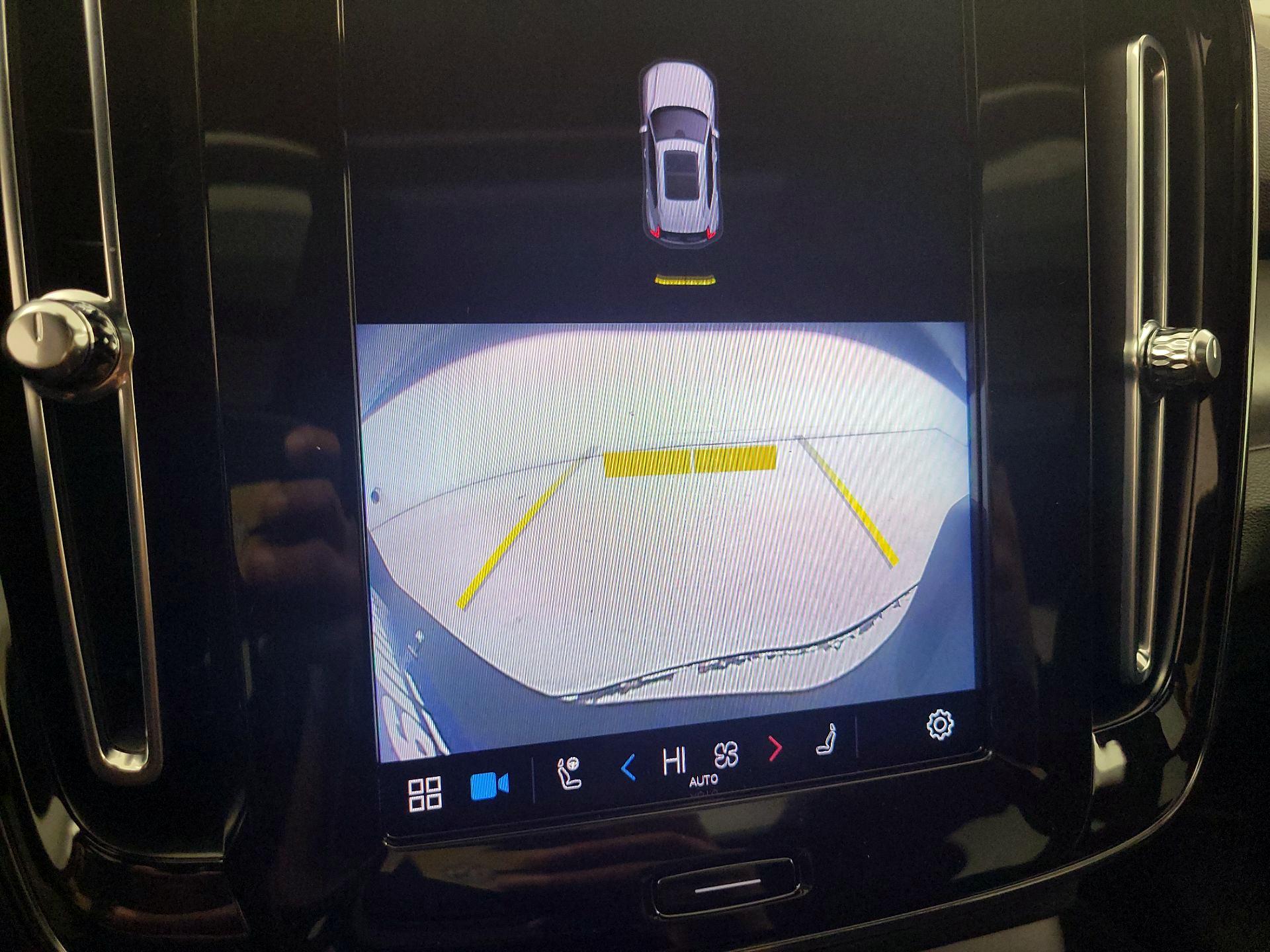 Thumbnail: 2023 Volvo XC40 - 14