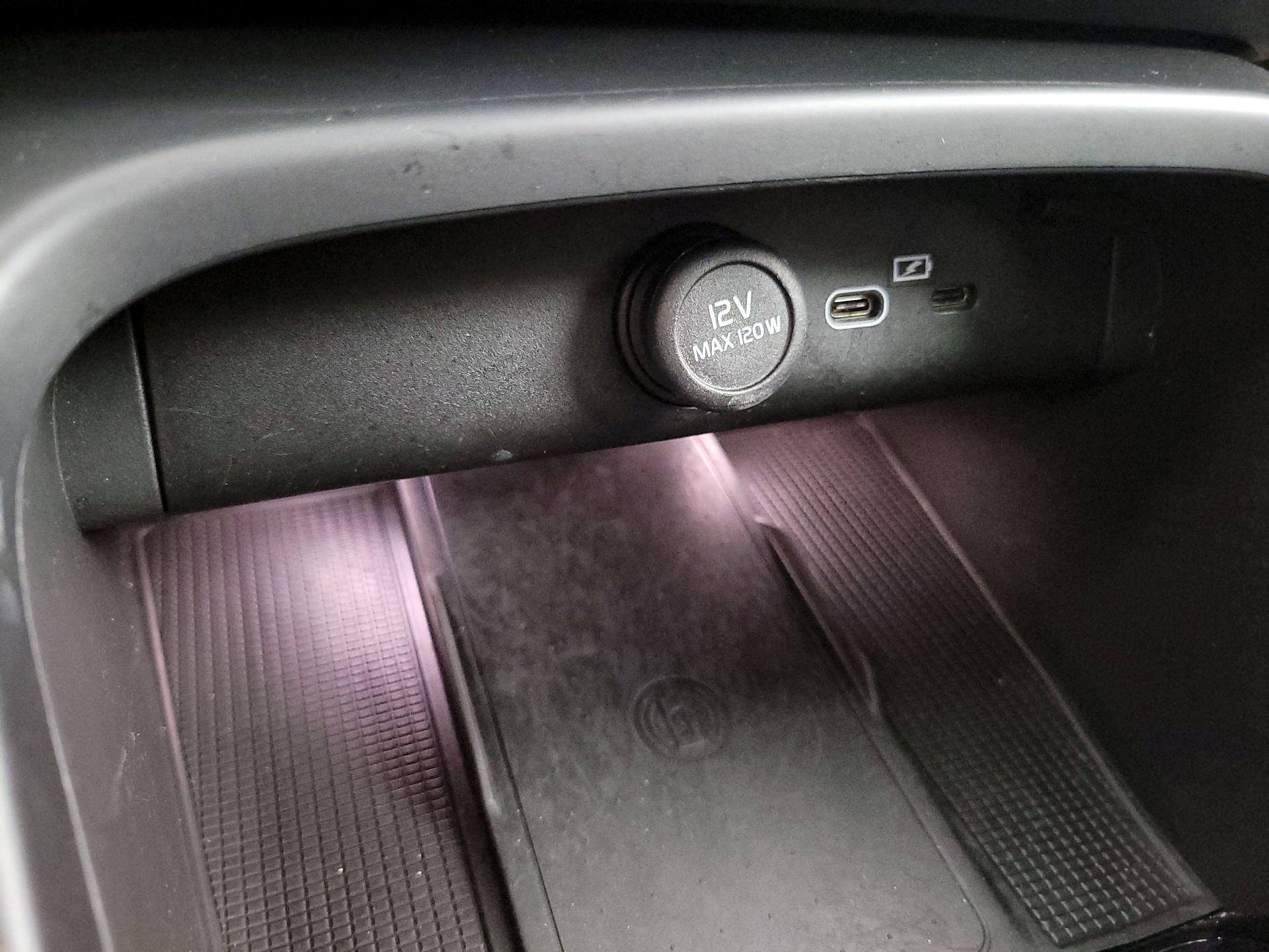 Thumbnail: 2023 Volvo XC40 - 18