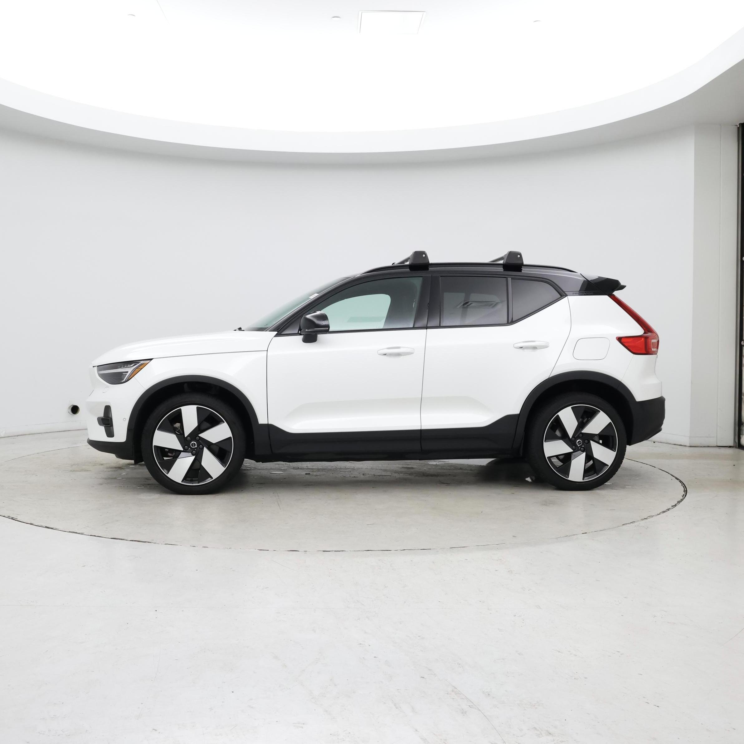 Thumbnail: 2023 Volvo XC40 - 3