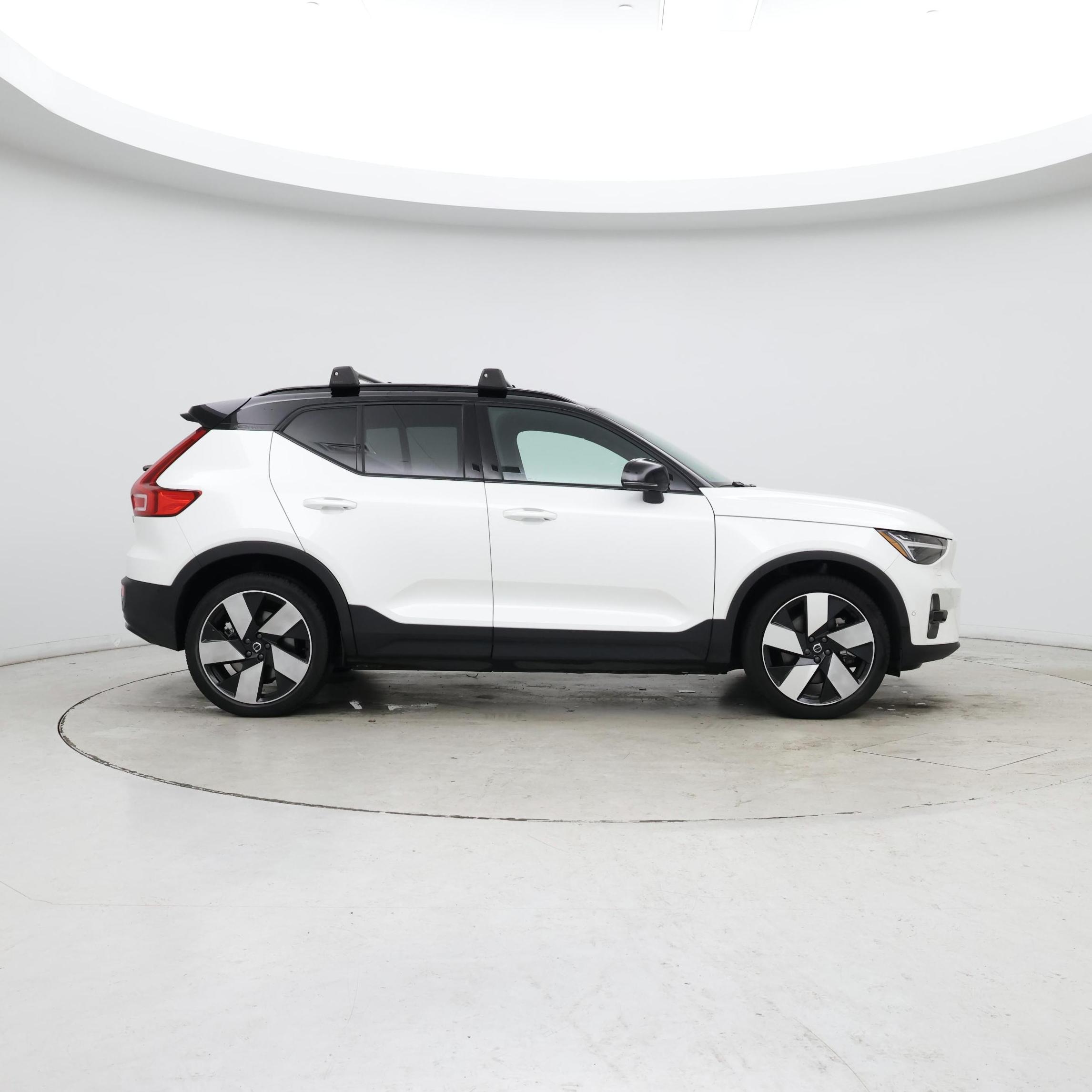 Thumbnail: 2023 Volvo XC40 - 7