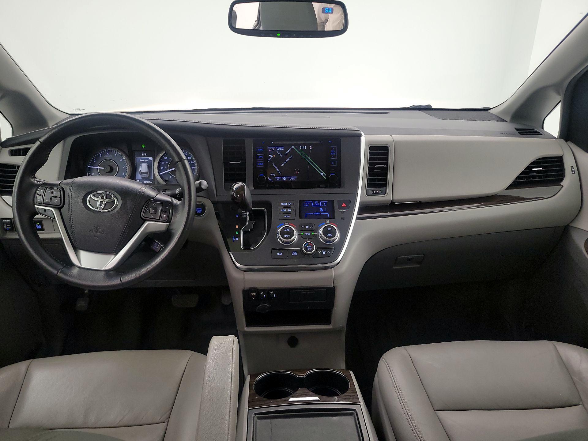 Thumbnail: 2017 Toyota Sienna - 9