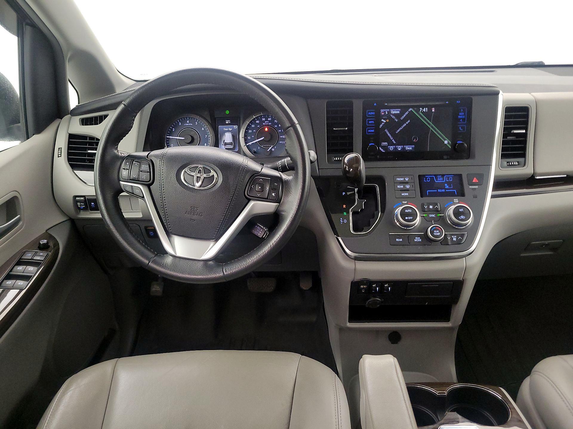 Thumbnail: 2017 Toyota Sienna - 10