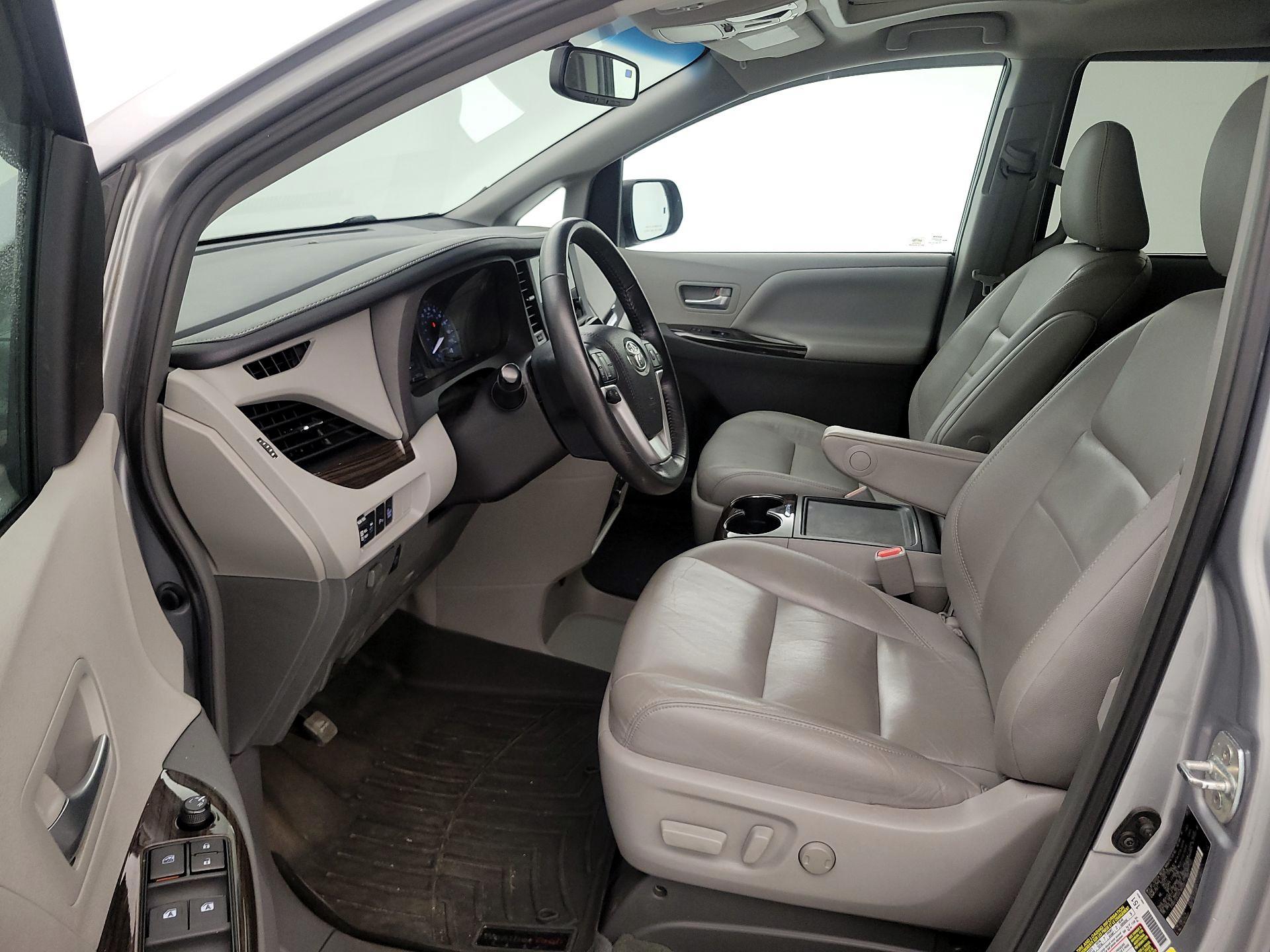 Thumbnail: 2017 Toyota Sienna - 11