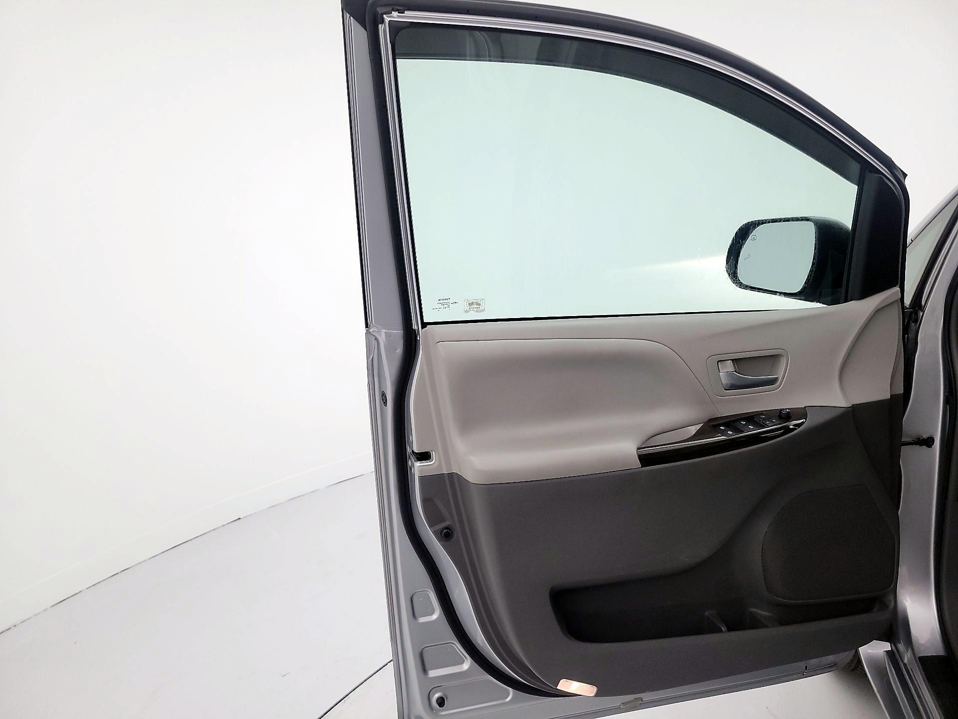 Thumbnail: 2017 Toyota Sienna - 12