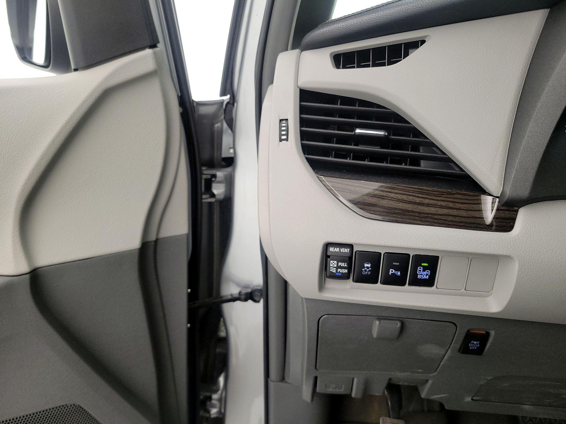 Thumbnail: 2017 Toyota Sienna - 13