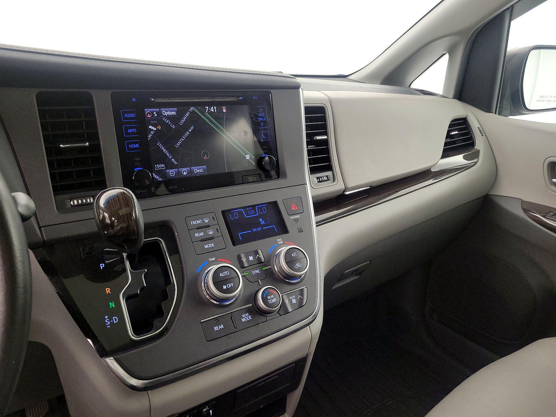 Thumbnail: 2017 Toyota Sienna - 14