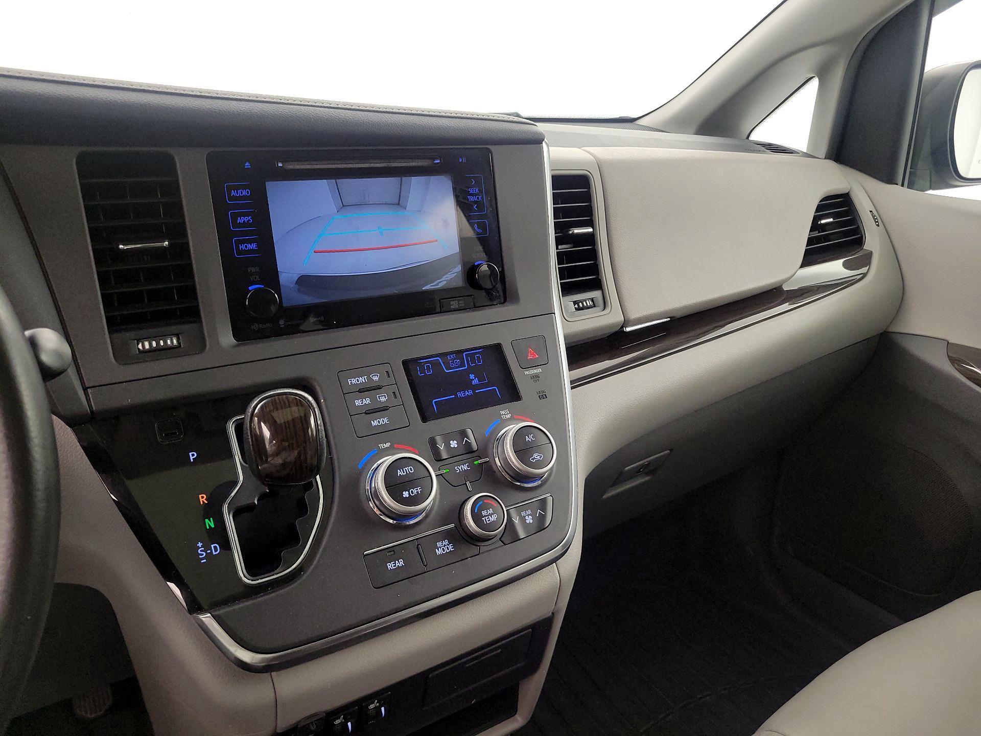 Thumbnail: 2017 Toyota Sienna - 15