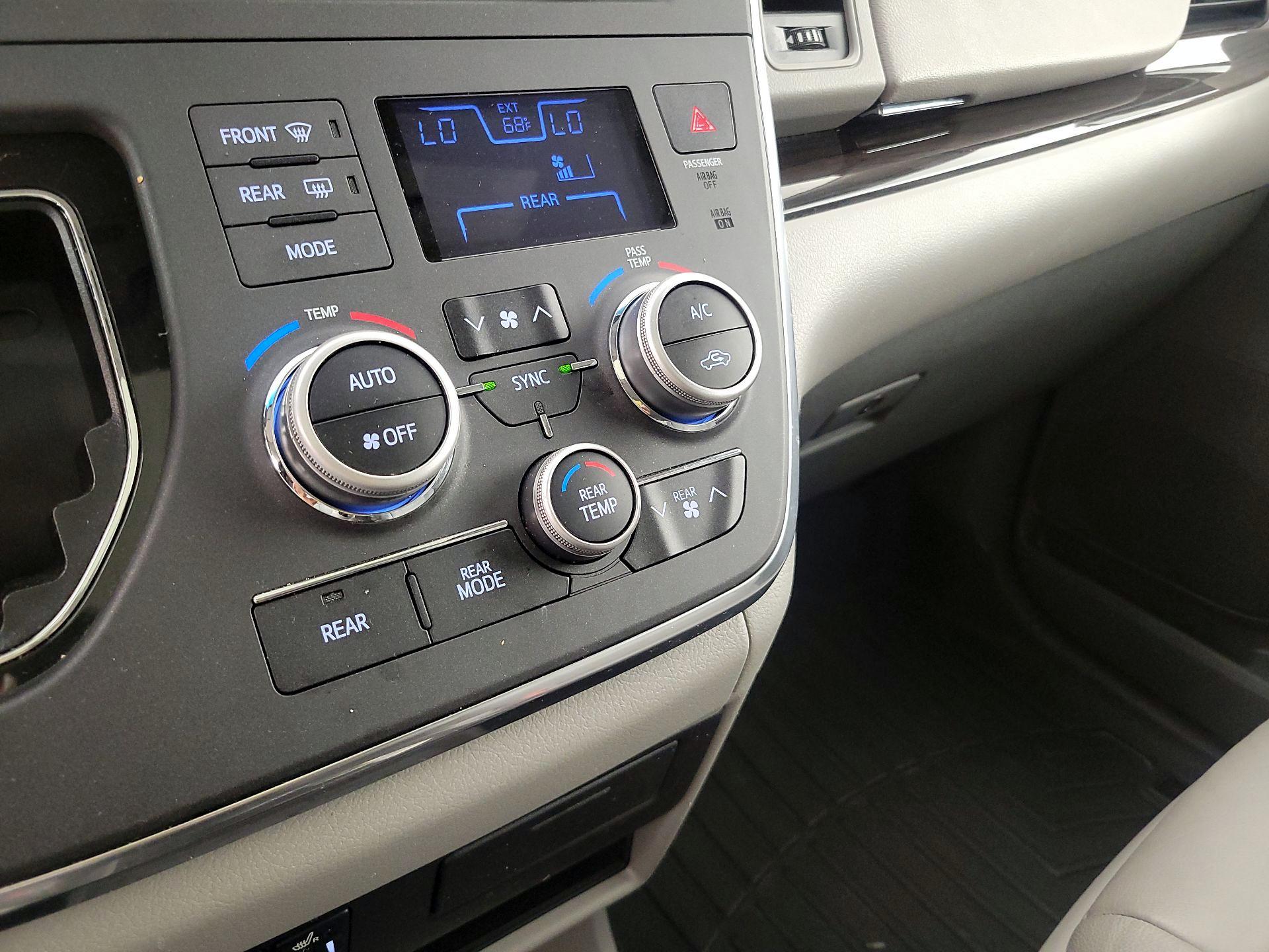 Thumbnail: 2017 Toyota Sienna - 17