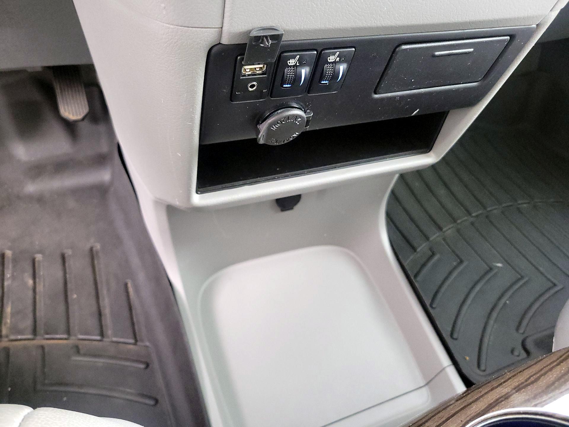 Thumbnail: 2017 Toyota Sienna - 19