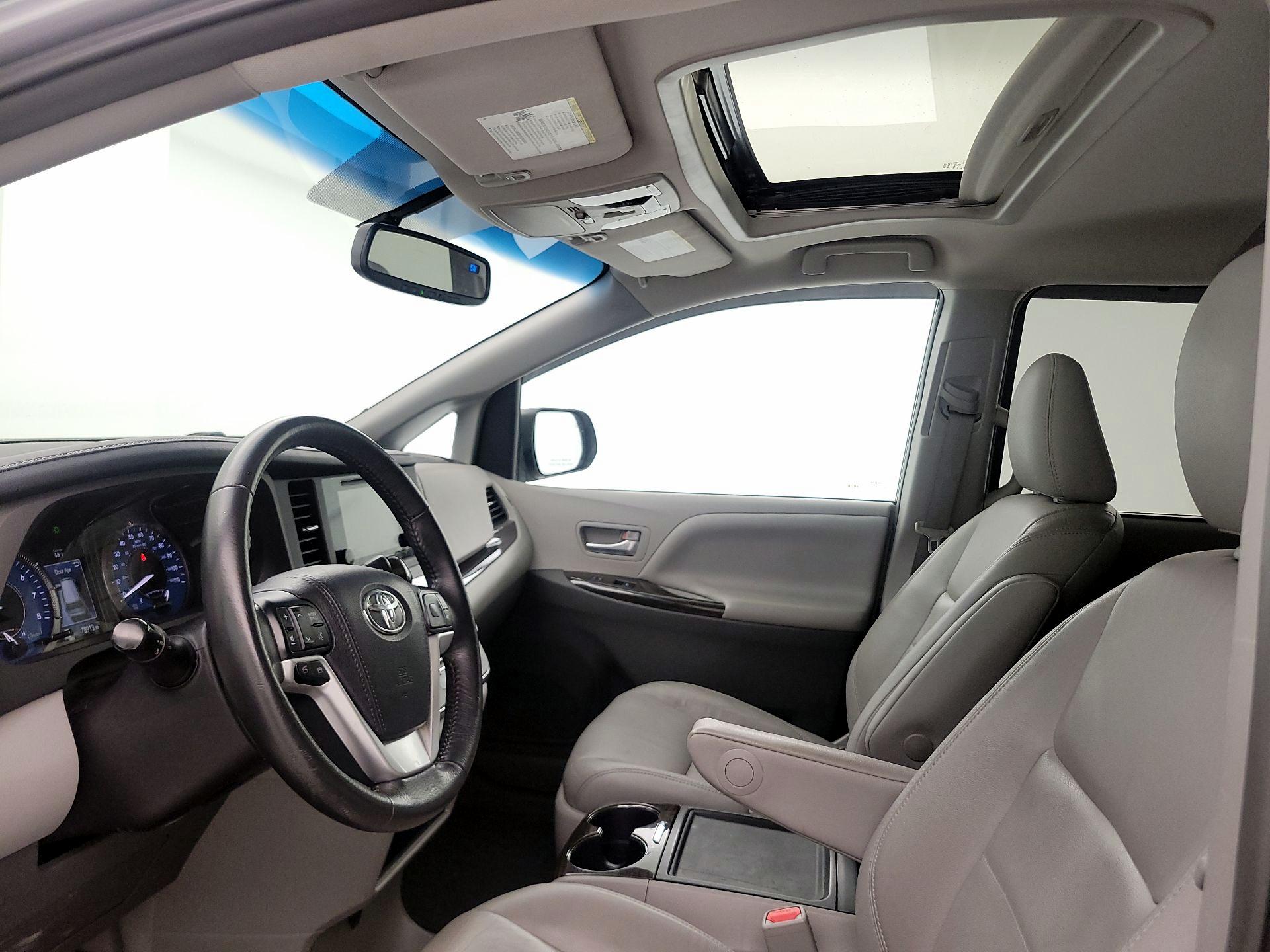 Thumbnail: 2017 Toyota Sienna - 20