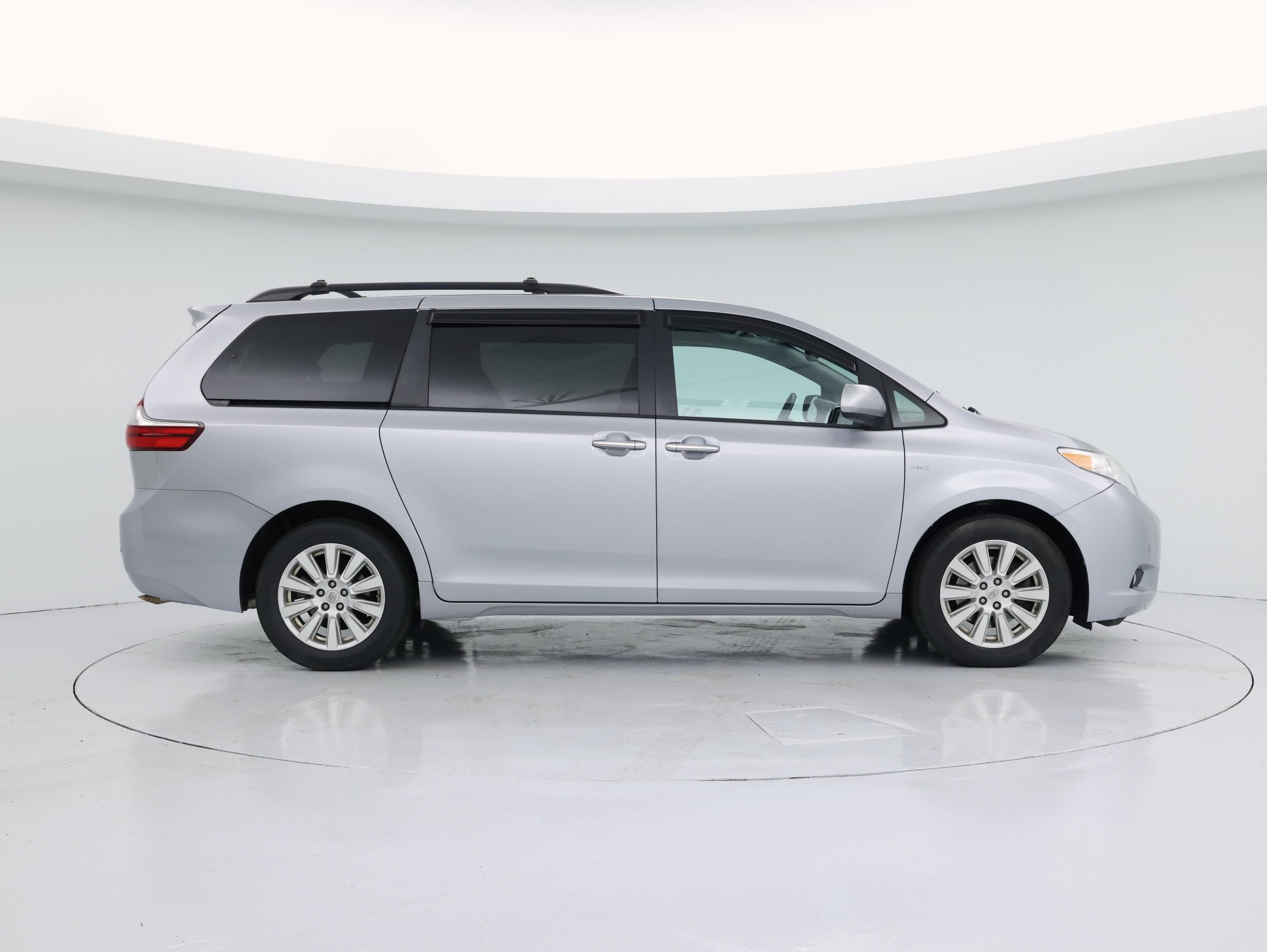 Thumbnail: 2017 Toyota Sienna - 7