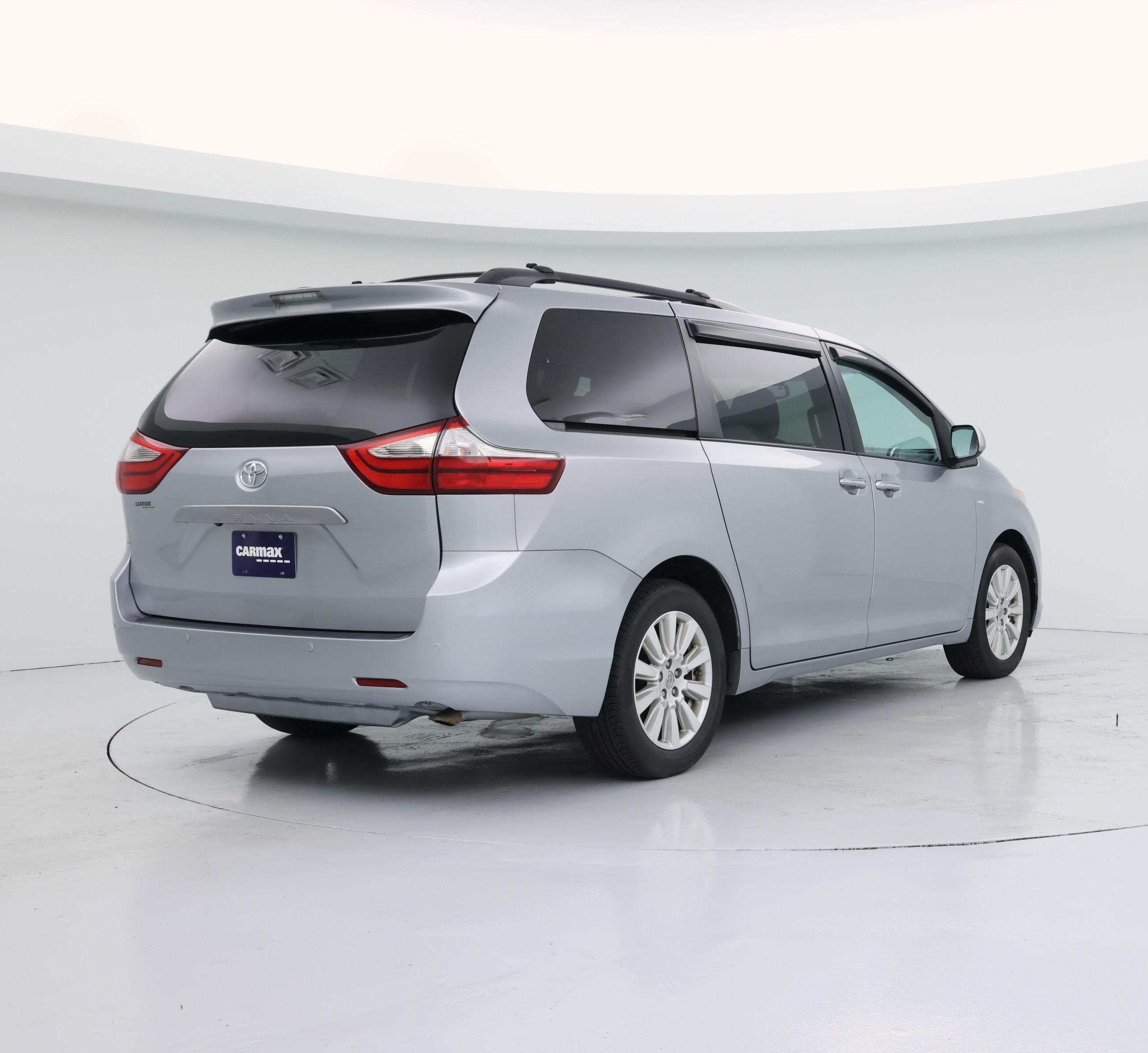 Thumbnail: 2017 Toyota Sienna - 8