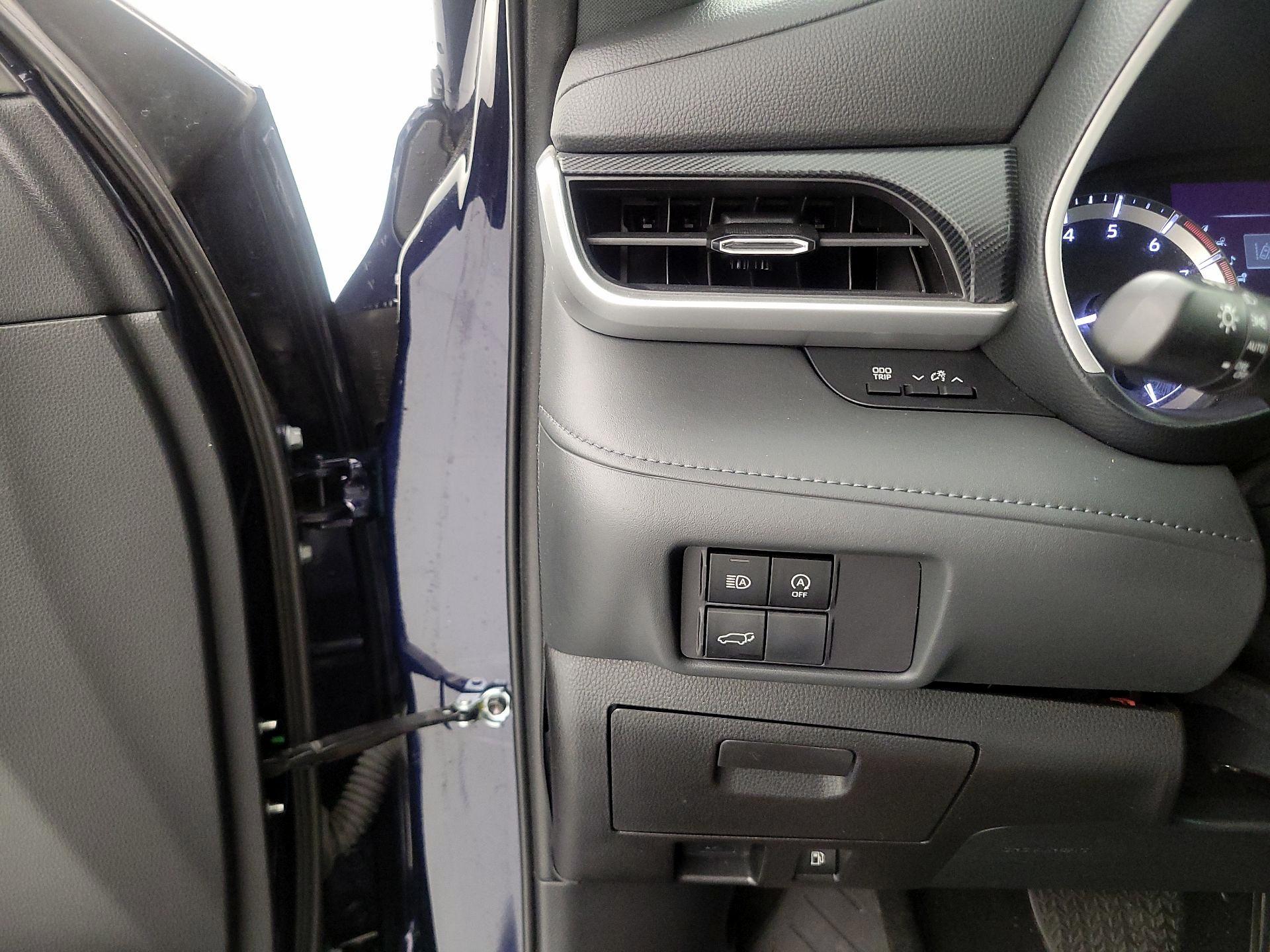 Thumbnail: 2023 Toyota Highlander - 13