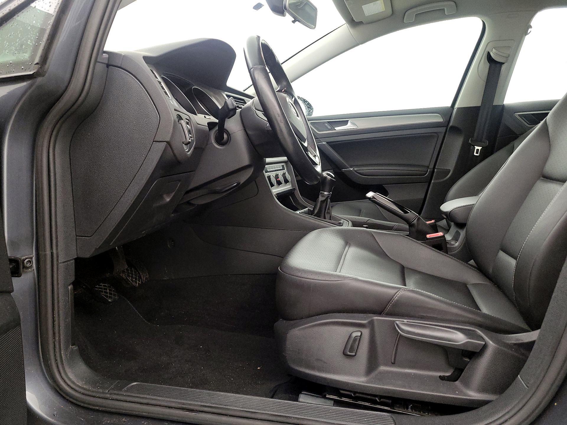 Thumbnail: 2017 Volkswagen Golf - 11