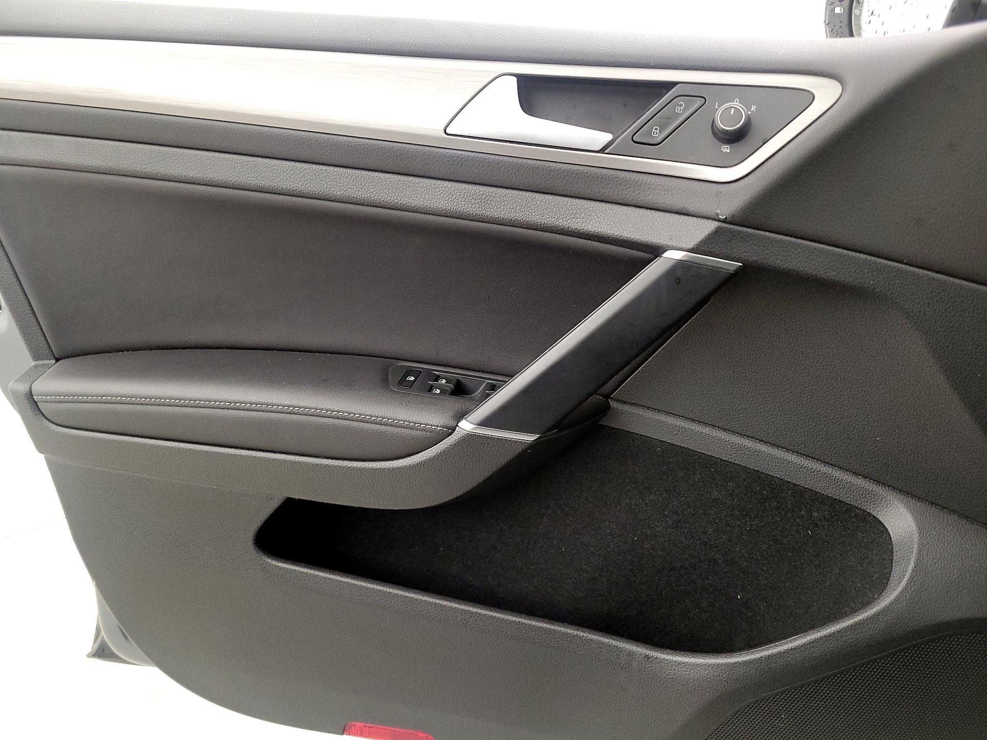 Thumbnail: 2017 Volkswagen Golf - 12