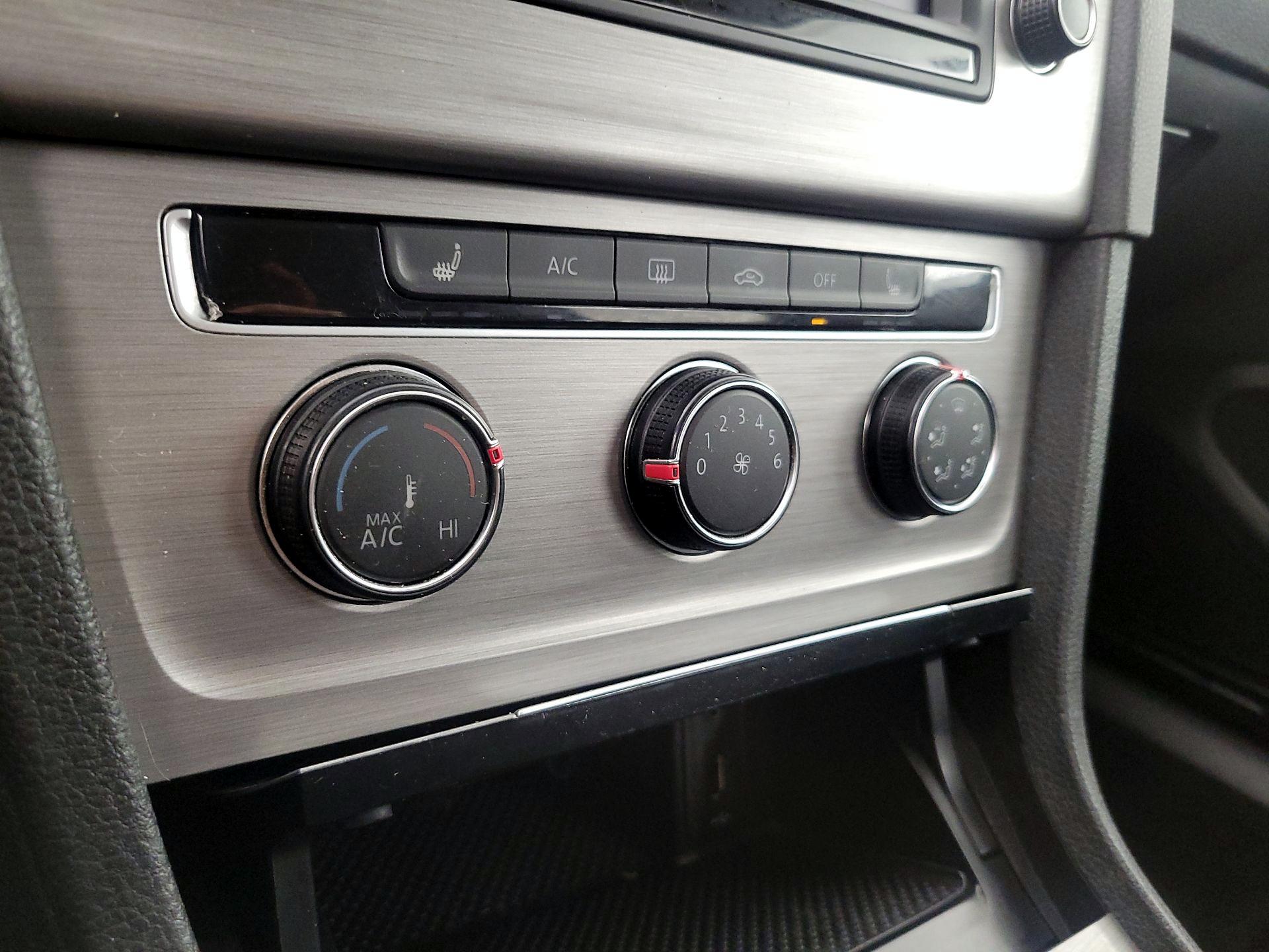 Thumbnail: 2017 Volkswagen Golf - 16