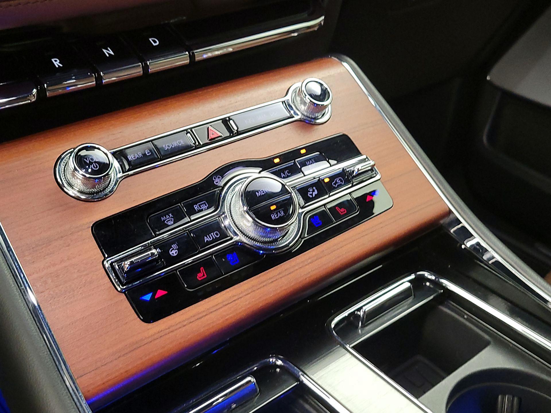 Thumbnail: 2023 Lincoln Aviator - 16