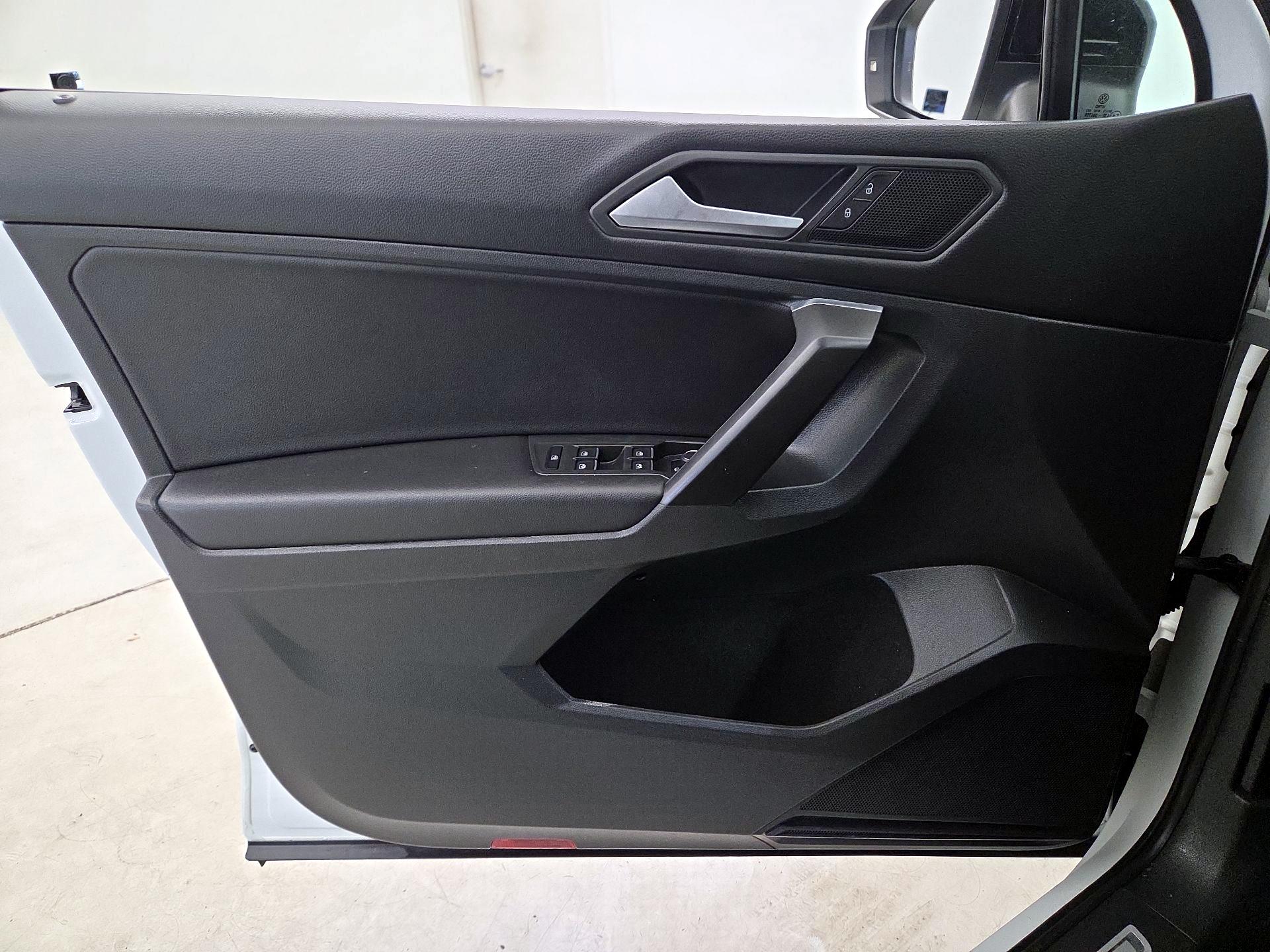 Thumbnail: 2021 Volkswagen Tiguan - 12