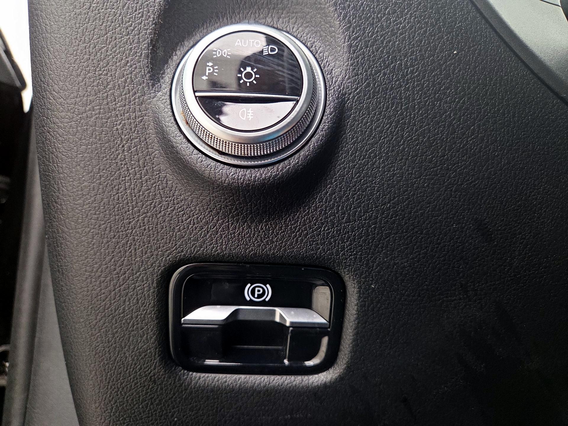 Thumbnail: 2022 Mercedes-Benz C-Class - 13