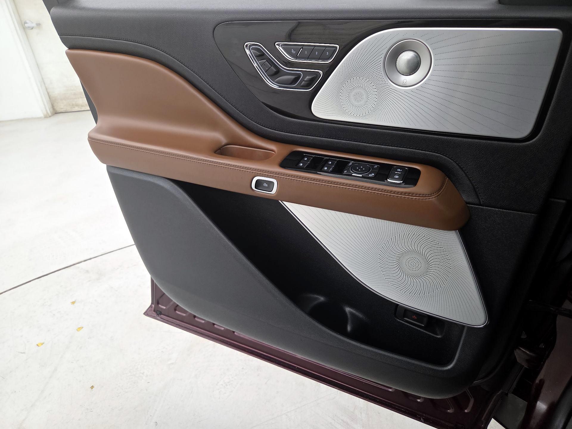 Thumbnail: 2022 Lincoln Aviator - 12