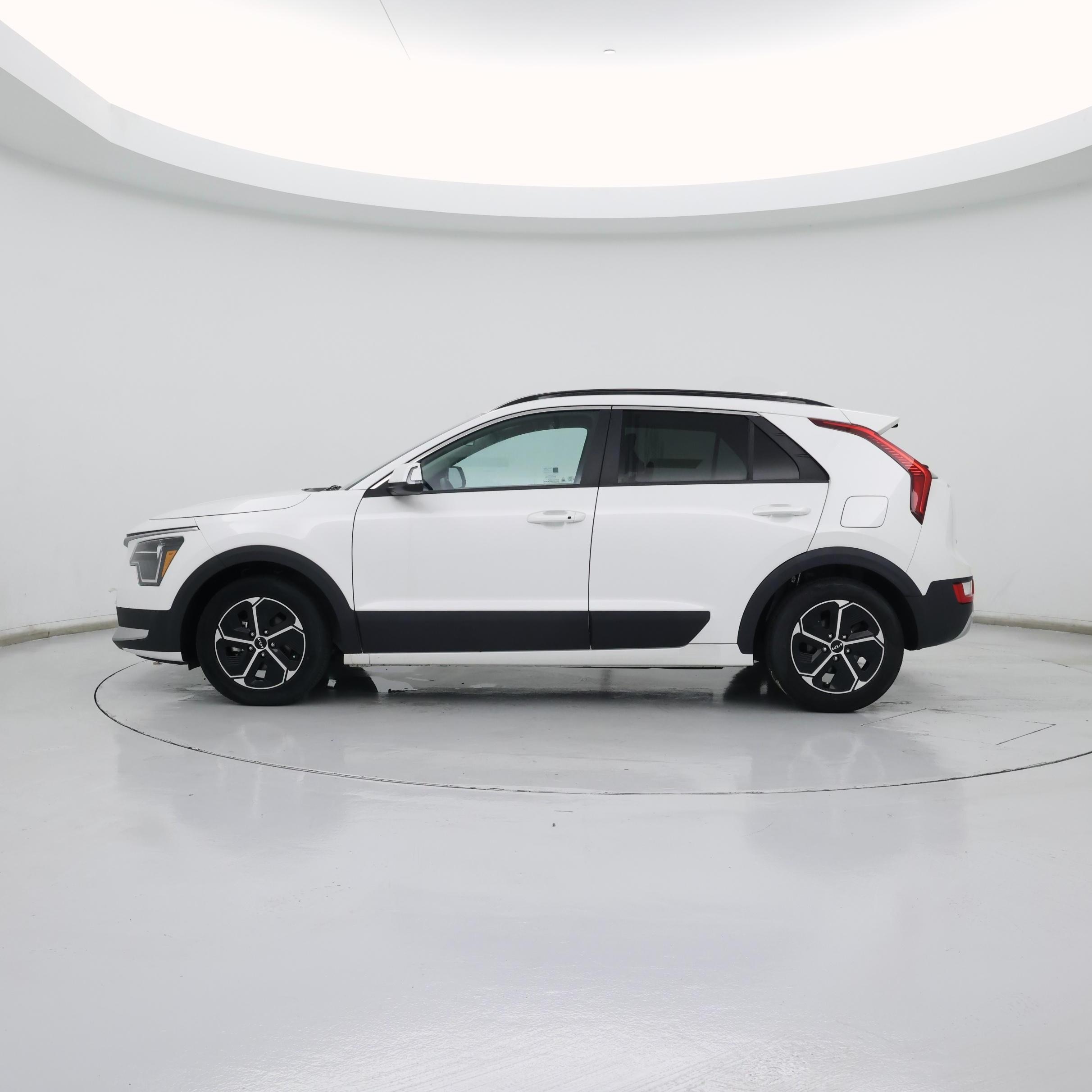Thumbnail: 2023 Kia Niro - 3