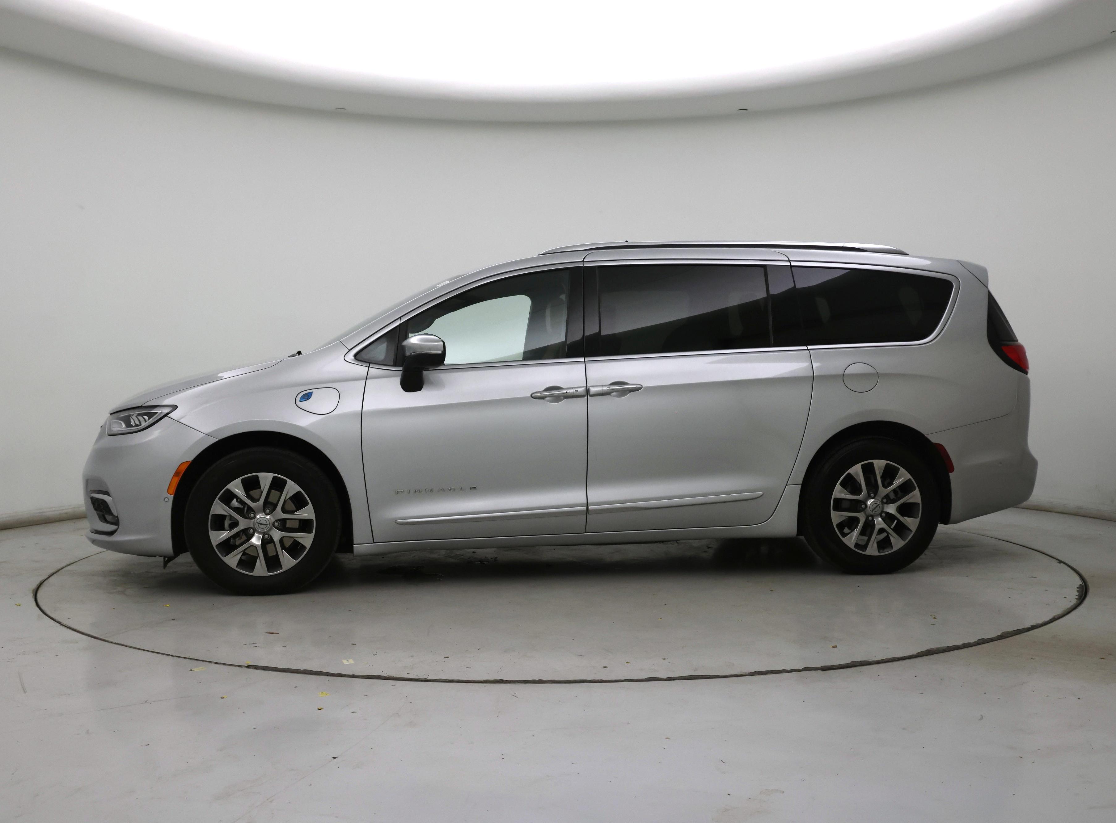 Thumbnail: 2023 Chrysler Pacifica - 3