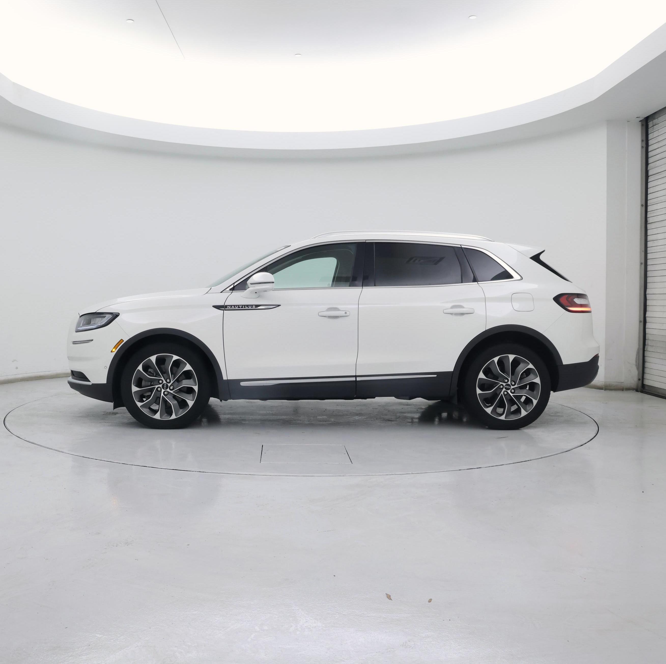 Thumbnail: 2023 Lincoln Nautilus - 3