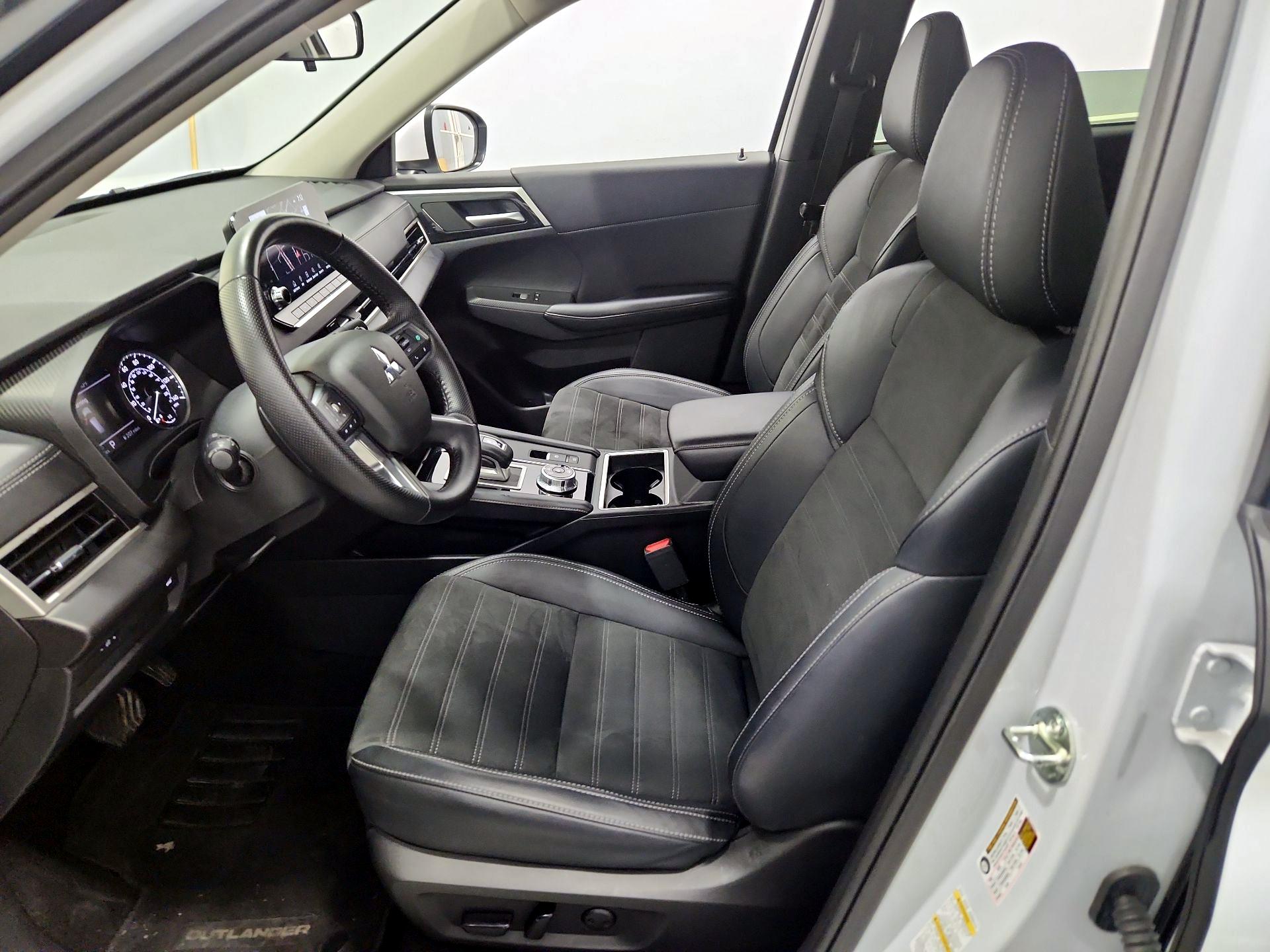 Thumbnail: 2024 Mitsubishi Outlander - 11