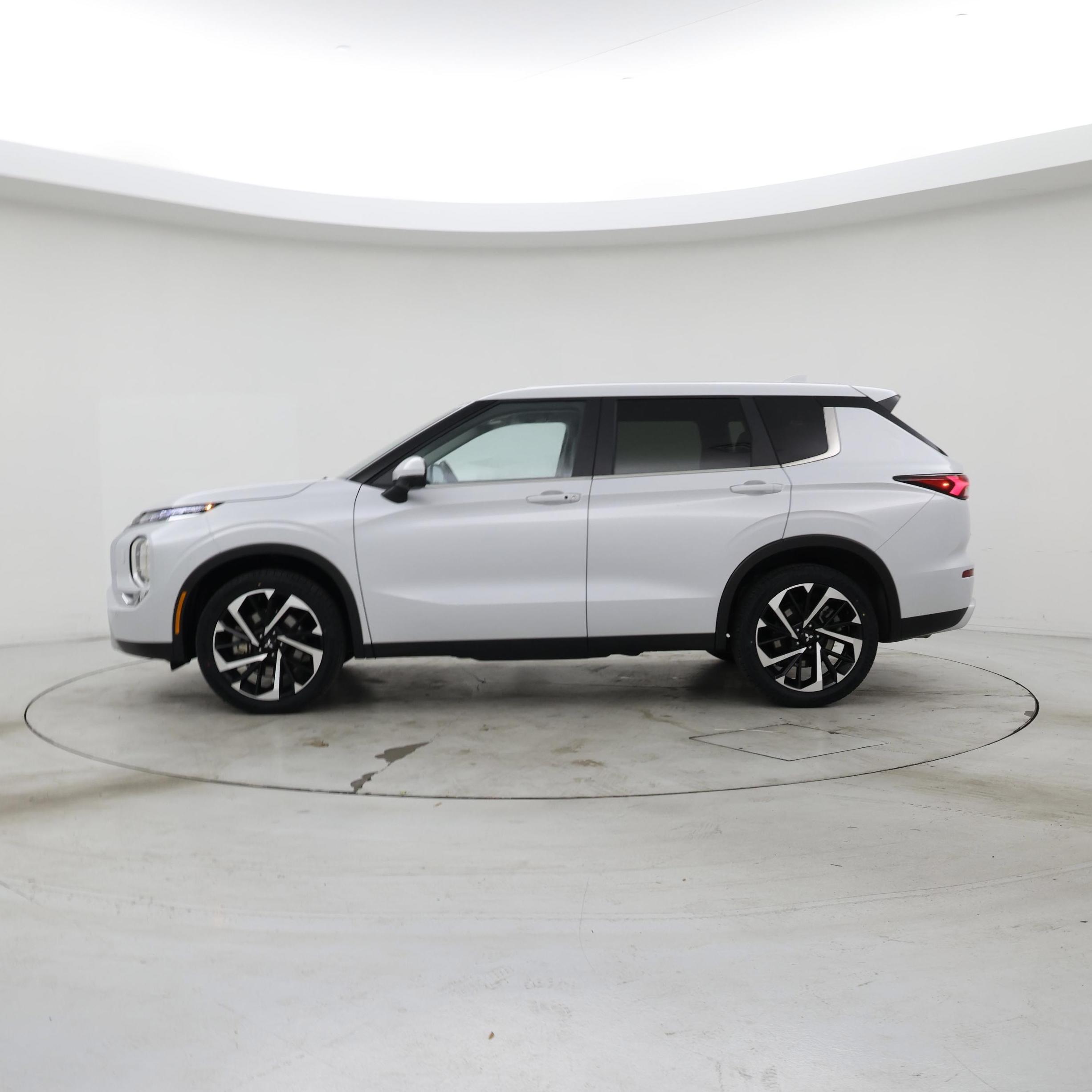 Thumbnail: 2024 Mitsubishi Outlander - 3