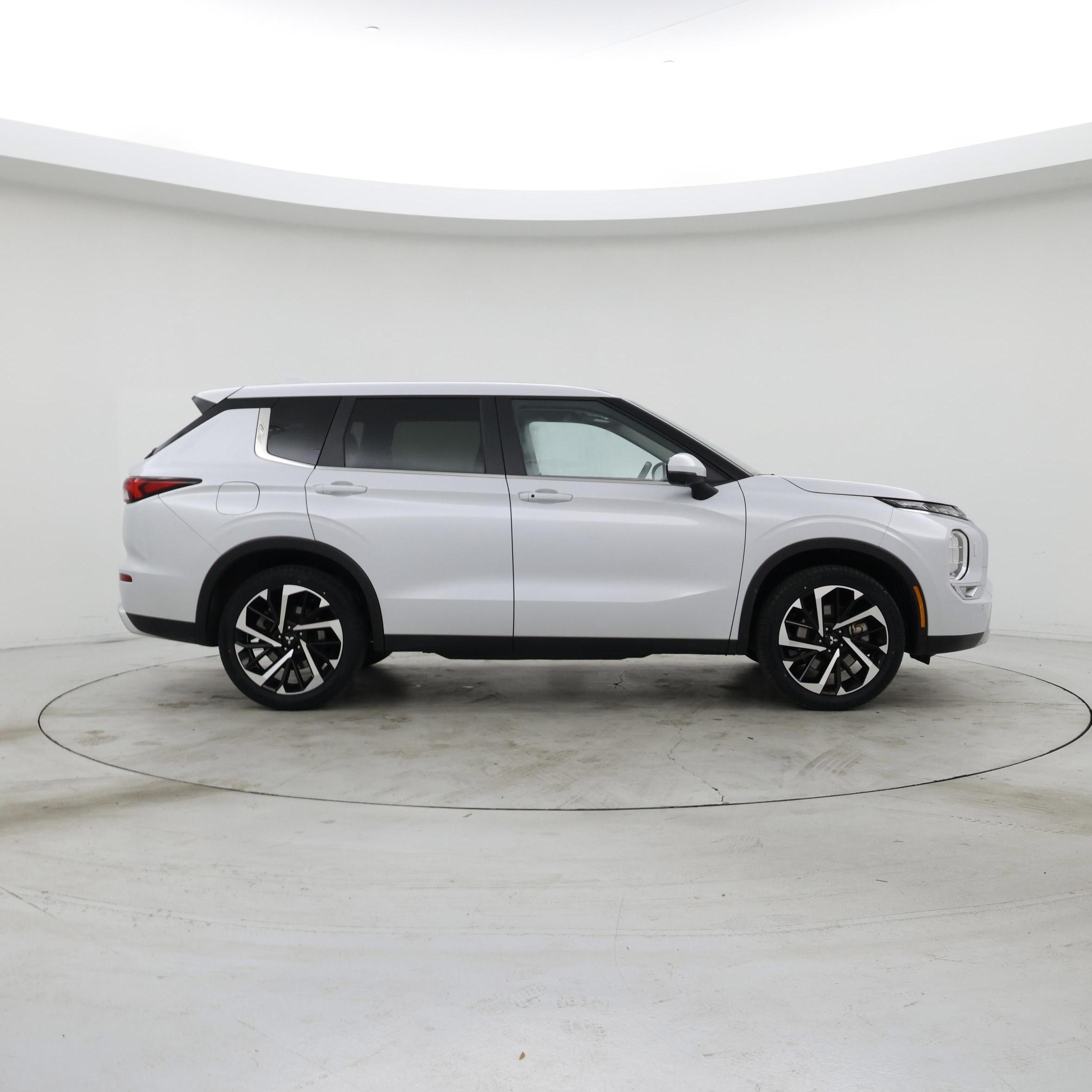 Thumbnail: 2024 Mitsubishi Outlander - 7