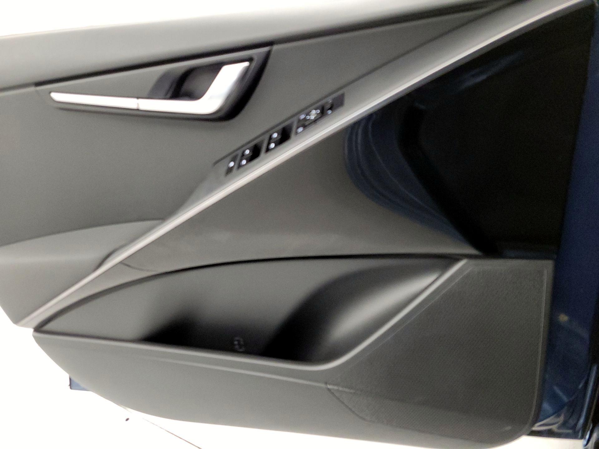 Thumbnail: 2023 Kia Niro - 12