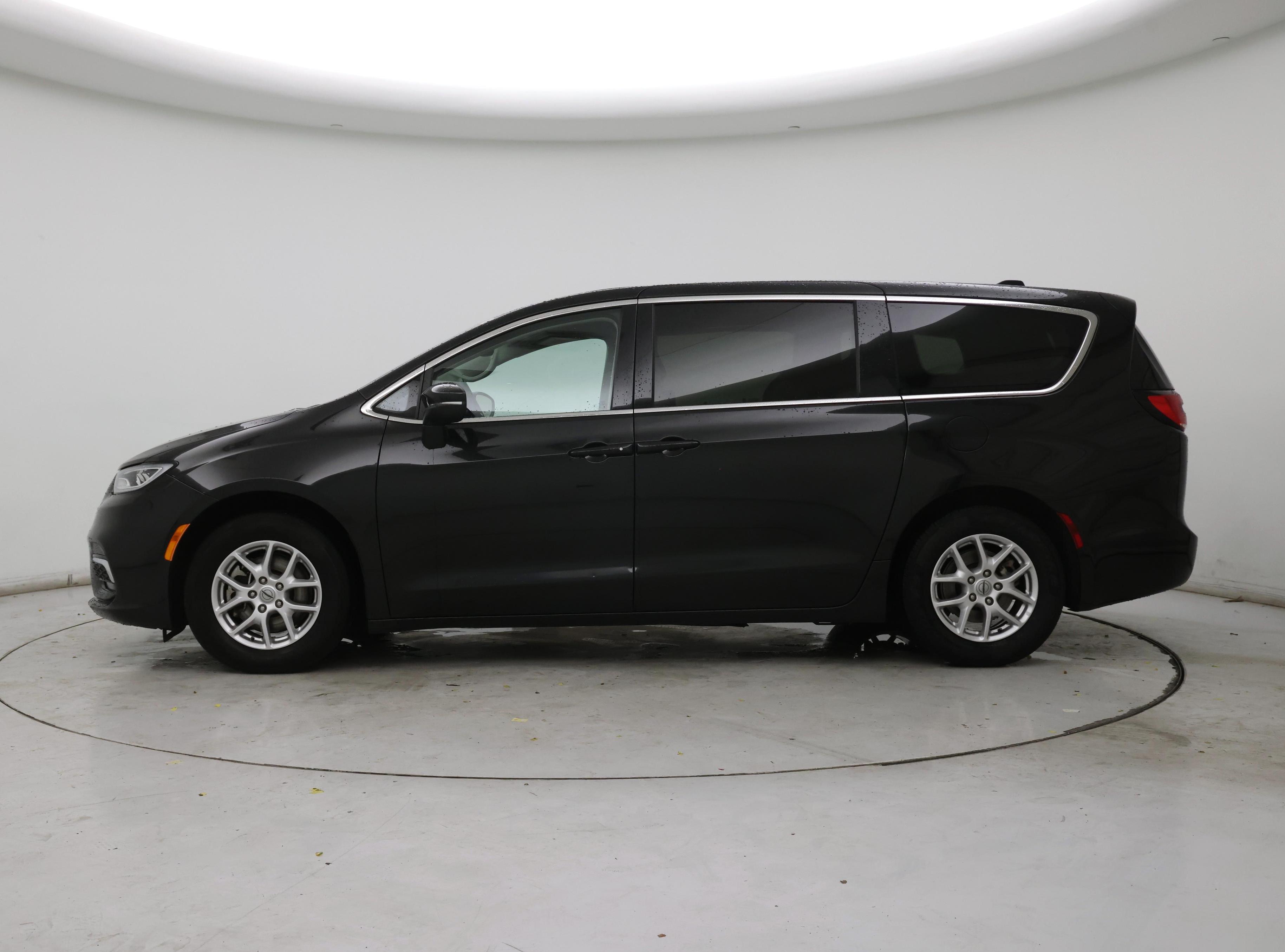 Thumbnail: 2023 Chrysler Pacifica - 3