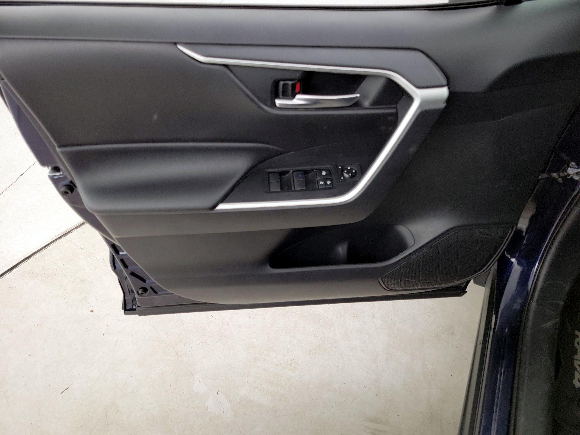 Thumbnail: 2020 Toyota RAV4 - 12