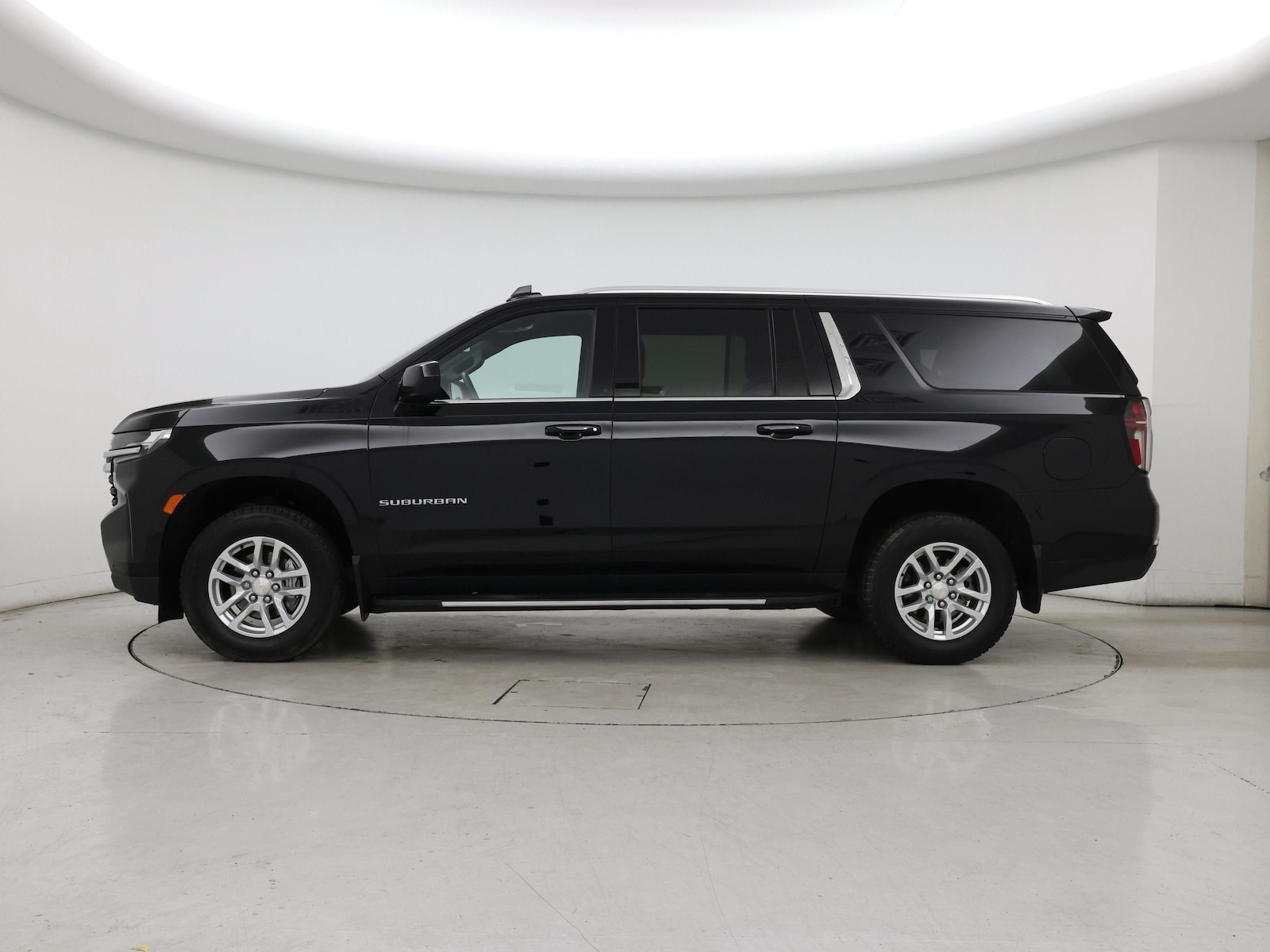 2021 Chevrolet Suburban LS - Photo 4