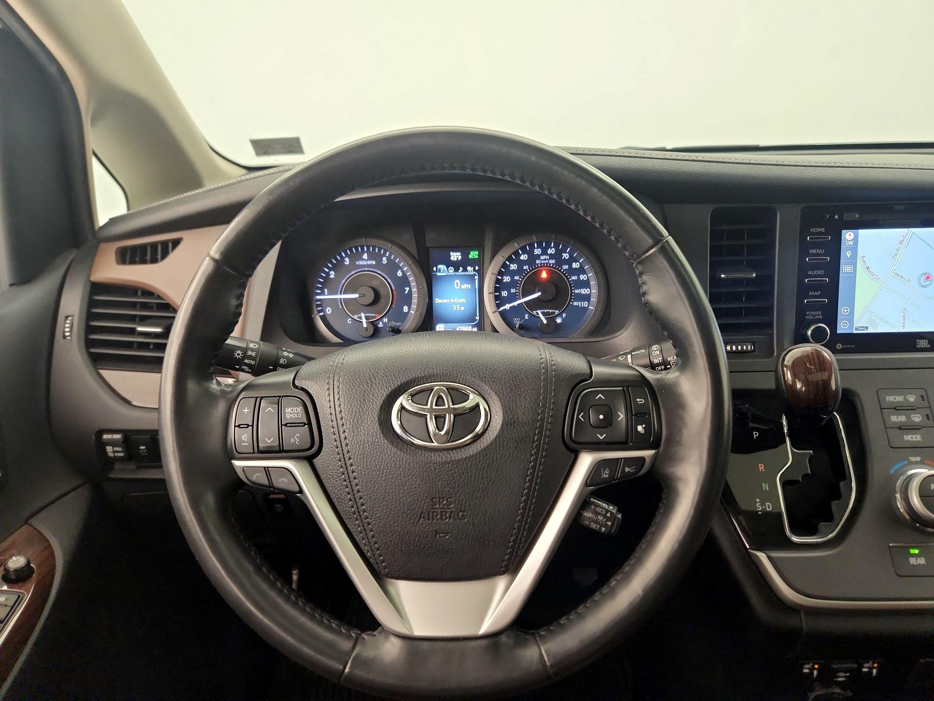 Thumbnail: 2020 Toyota Sienna - 10