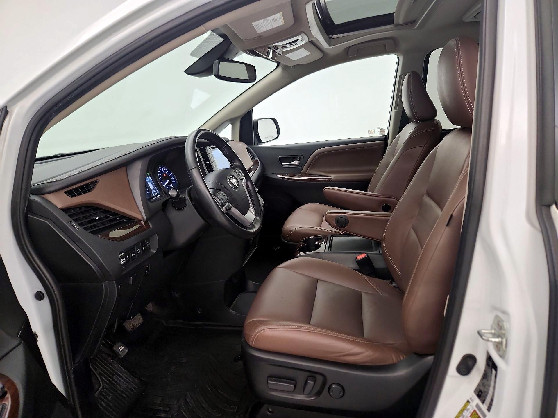 Thumbnail: 2020 Toyota Sienna - 11