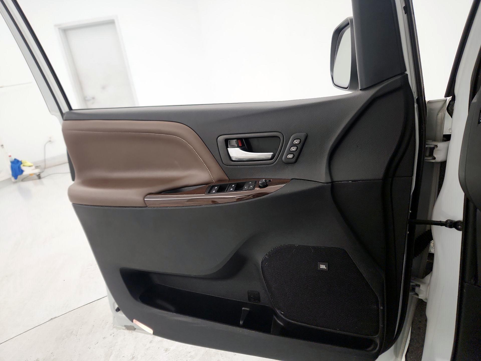 Thumbnail: 2020 Toyota Sienna - 12